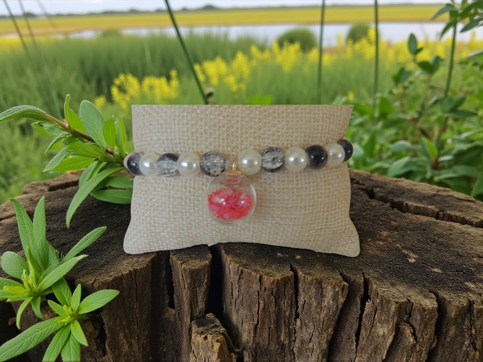 Bracelet perles effet aurore boréale avec étoiles rouges
Bracelet lumineux avec perles de verre et étoiles rouges