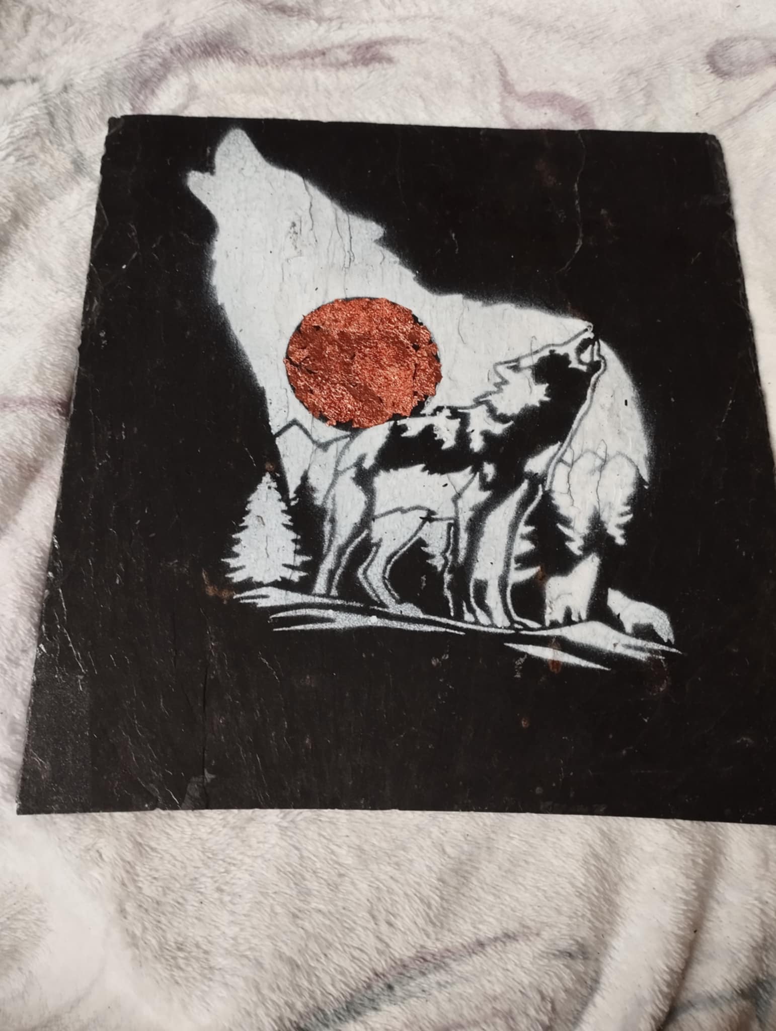 Ardoise déco loup blanc lune cuivre - Les créations d'asuna
