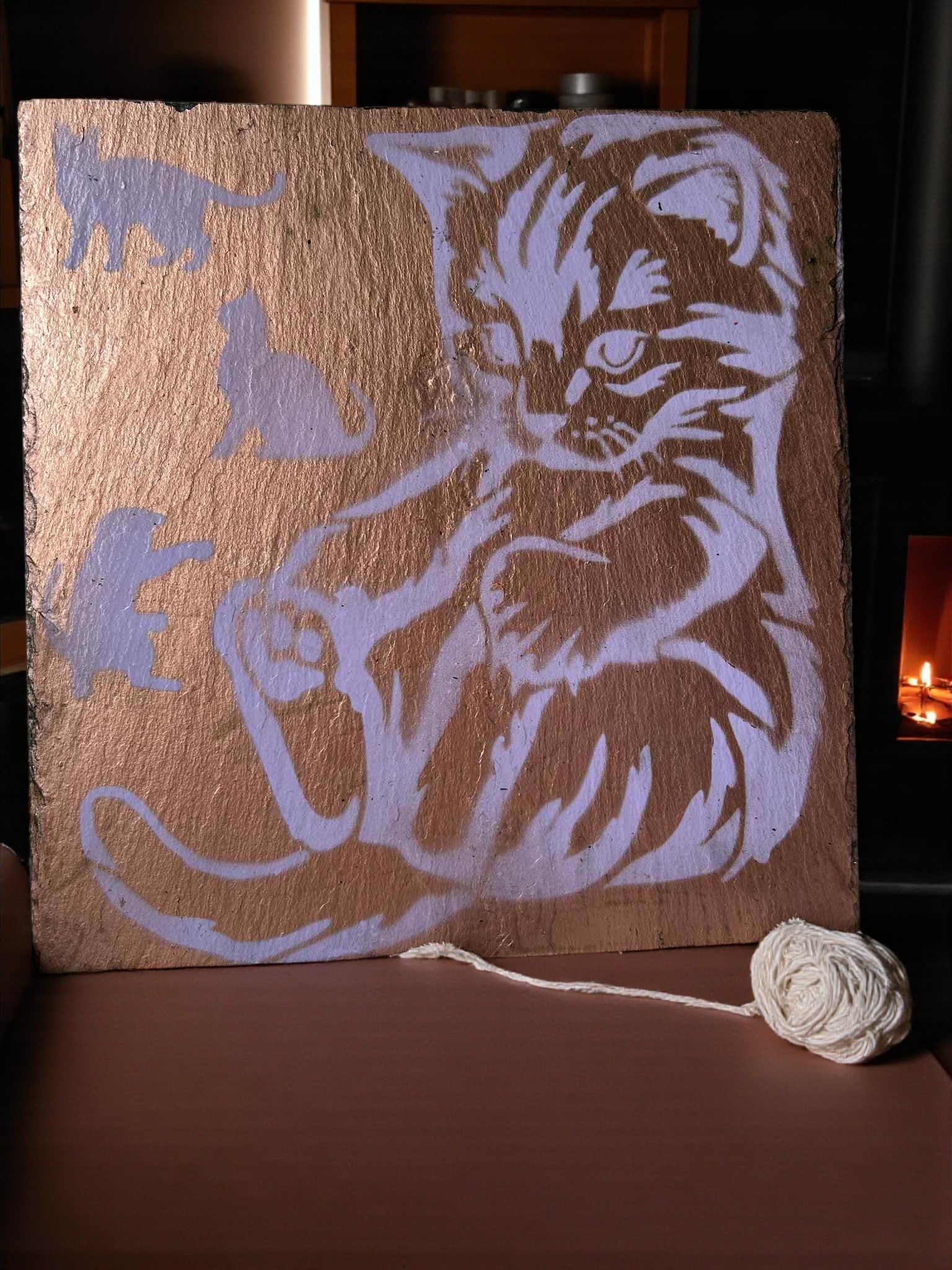 Ardoise déco peinture acrylique chatons violets sur fond doré

Ardoise peinte à la main motif chatons joueurs violets