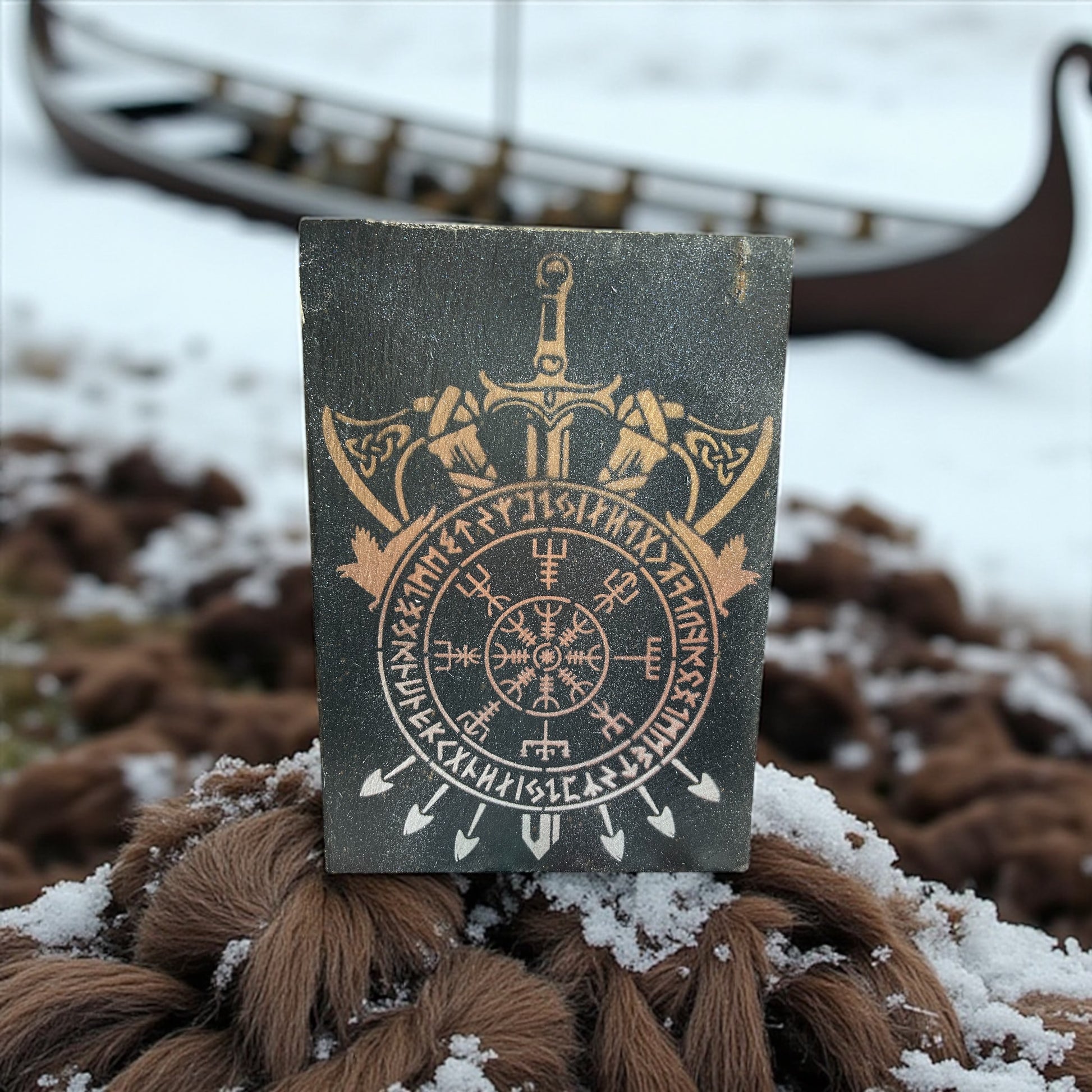 Peinture acrylique sur ardoise représentant des haches vikings et symbole Vegvísir

Décoration murale artisanale avec motif Vegvísir et armes nordiques