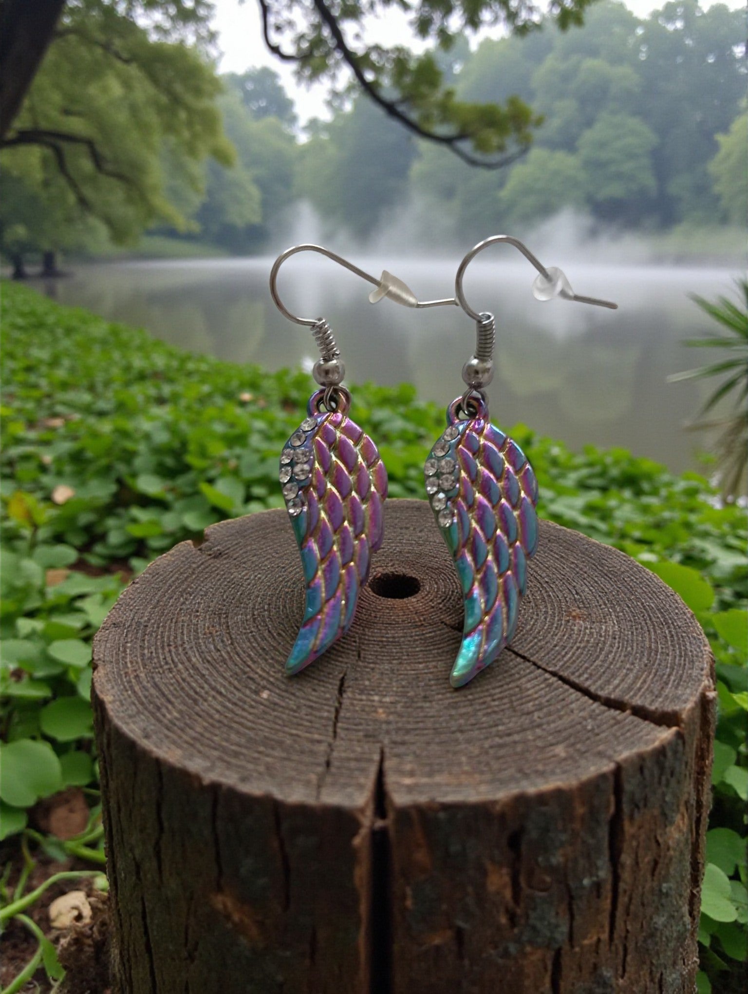 Boucles d’oreilles ailes multicolores en métal avec strass sur crochets platine inoxydable hypoallergéniques

Boucles artisanales ailes multicolores en métal strassées pour femme