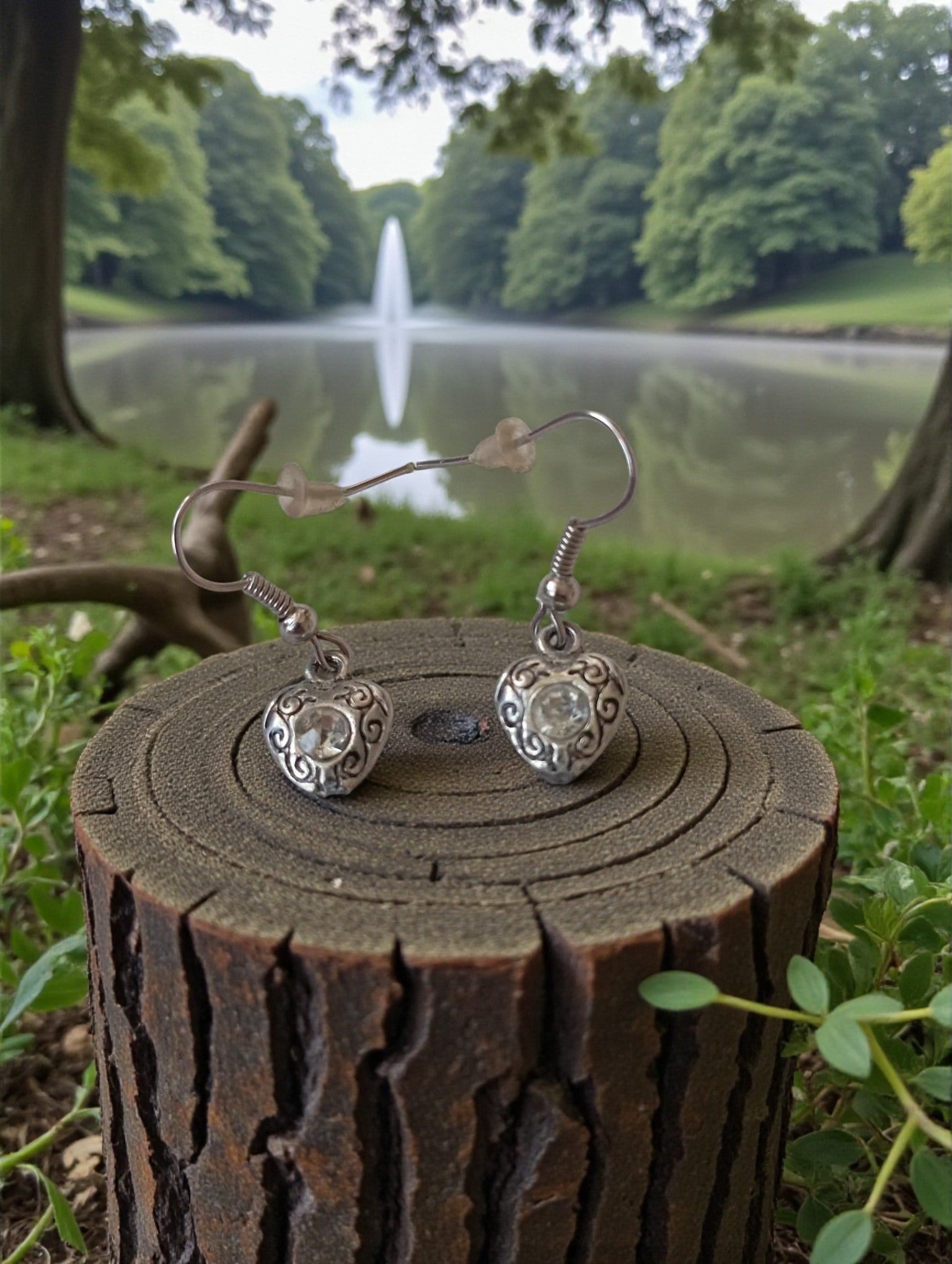 Boucles d’oreilles cœur avec strass au milieu sur crochets platine inoxydable hypoallergéniques

Accessoire mode chic boucles cœur brillantes avec strass