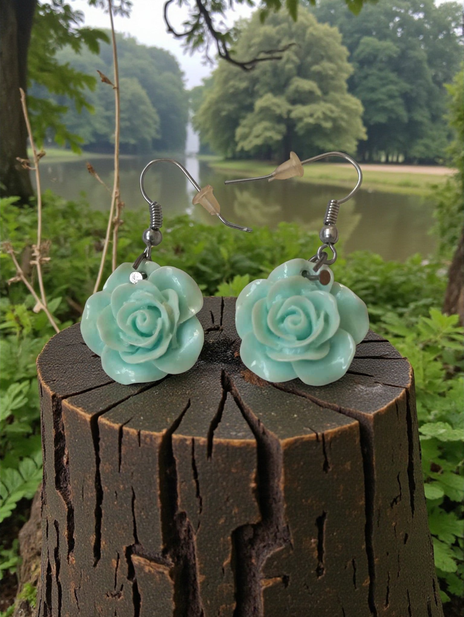 Boucles d’oreilles fleurs vert d’eau en résine sur crochets platine inoxydable hypoallergéniques


Boucles artisanales fleurs vert d’eau en résine pour femme