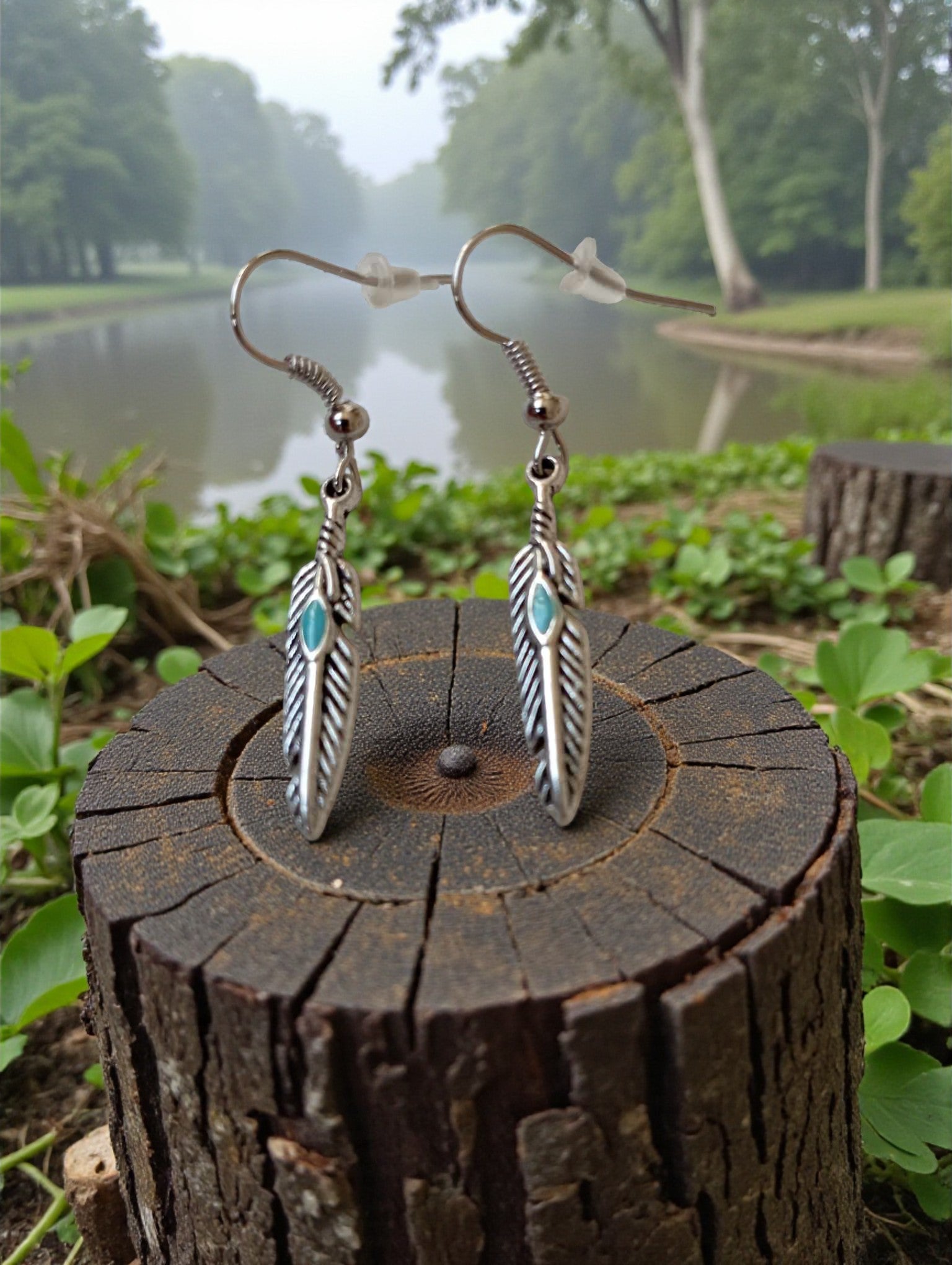 Boucles d’oreilles plume métal avec petite pierre turquoise sur crochets platine inoxydable hypoallergéniques

Boucles bohème chic plume argentée et turquoise pour femme