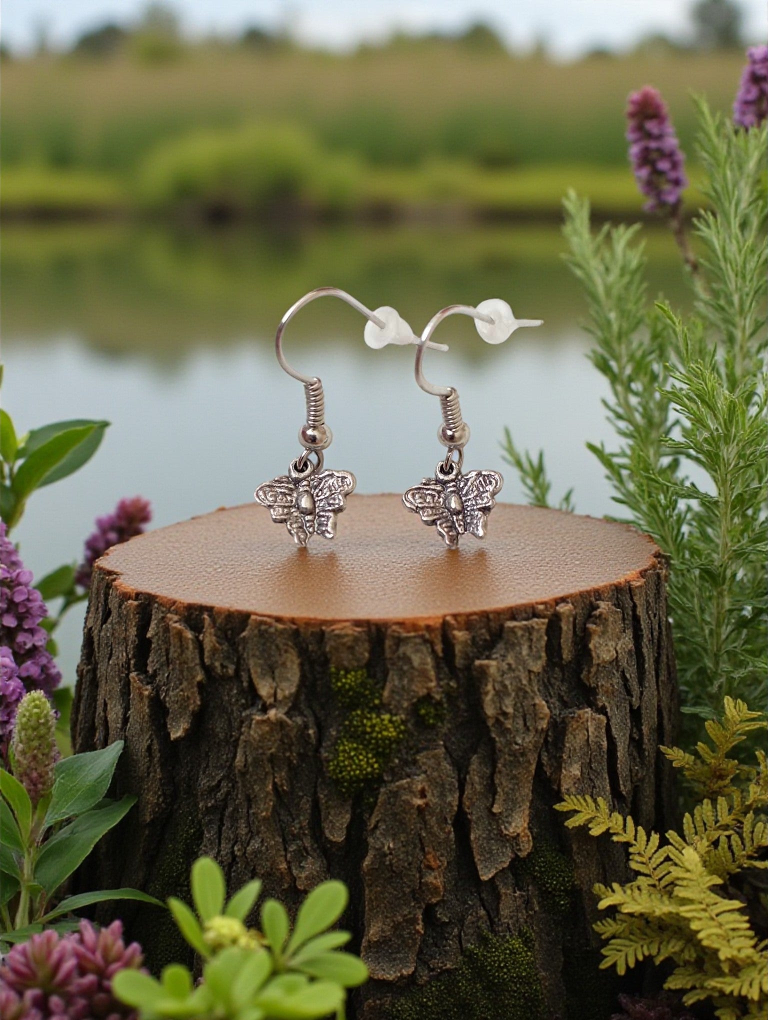Bijou papillon discret sur crochet inoxydable platine

Boucles d’oreilles papillon stylisé en finition platine