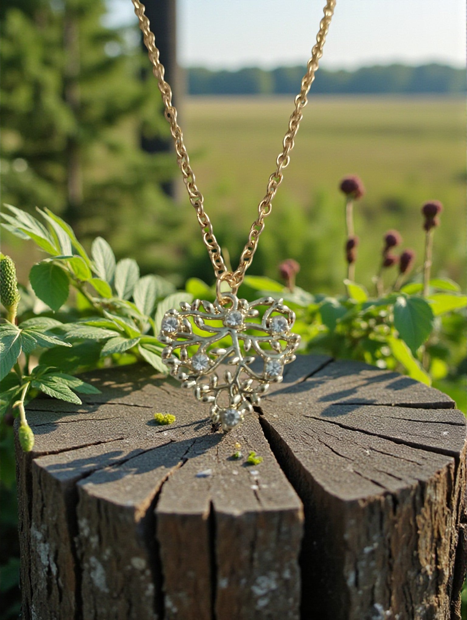 Collier cœur doré avec strass transparents effet diamant

Bijou élégant pendentif cœur doré sur chaîne fine inoxydable hypoallergénique