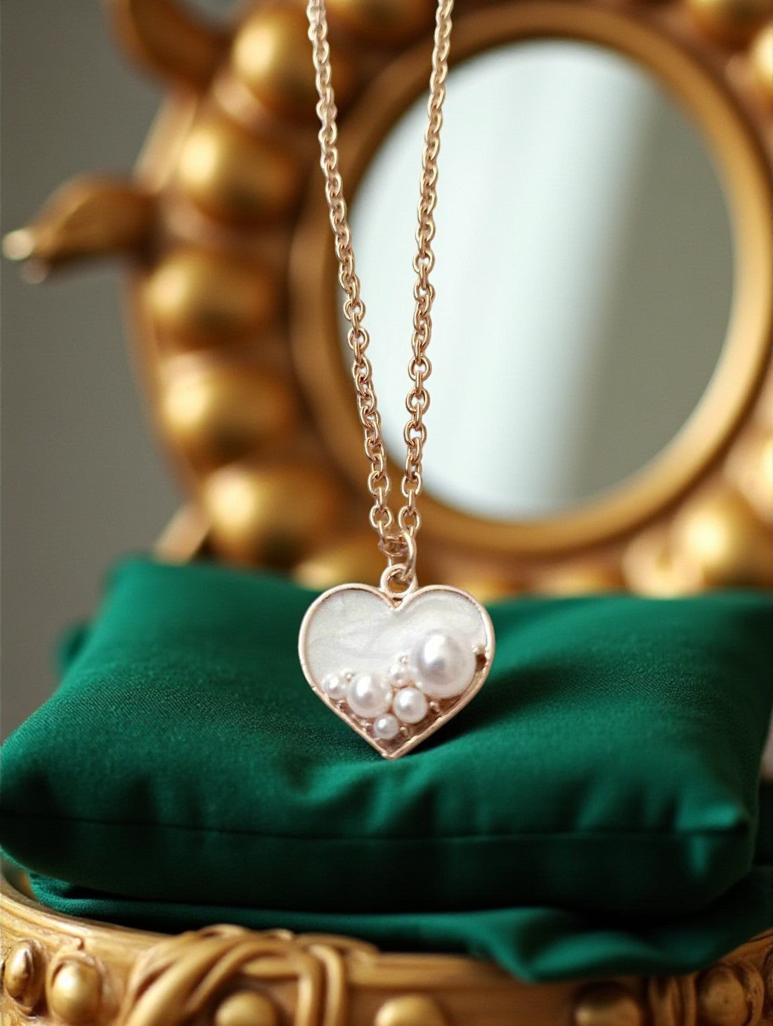 Collier cœur doré avec perles nacrées sur chaîne fine en acier inoxydable hypoallergénique

Bijou fantaisie romantique – pendentif cœur doré et perles blanches