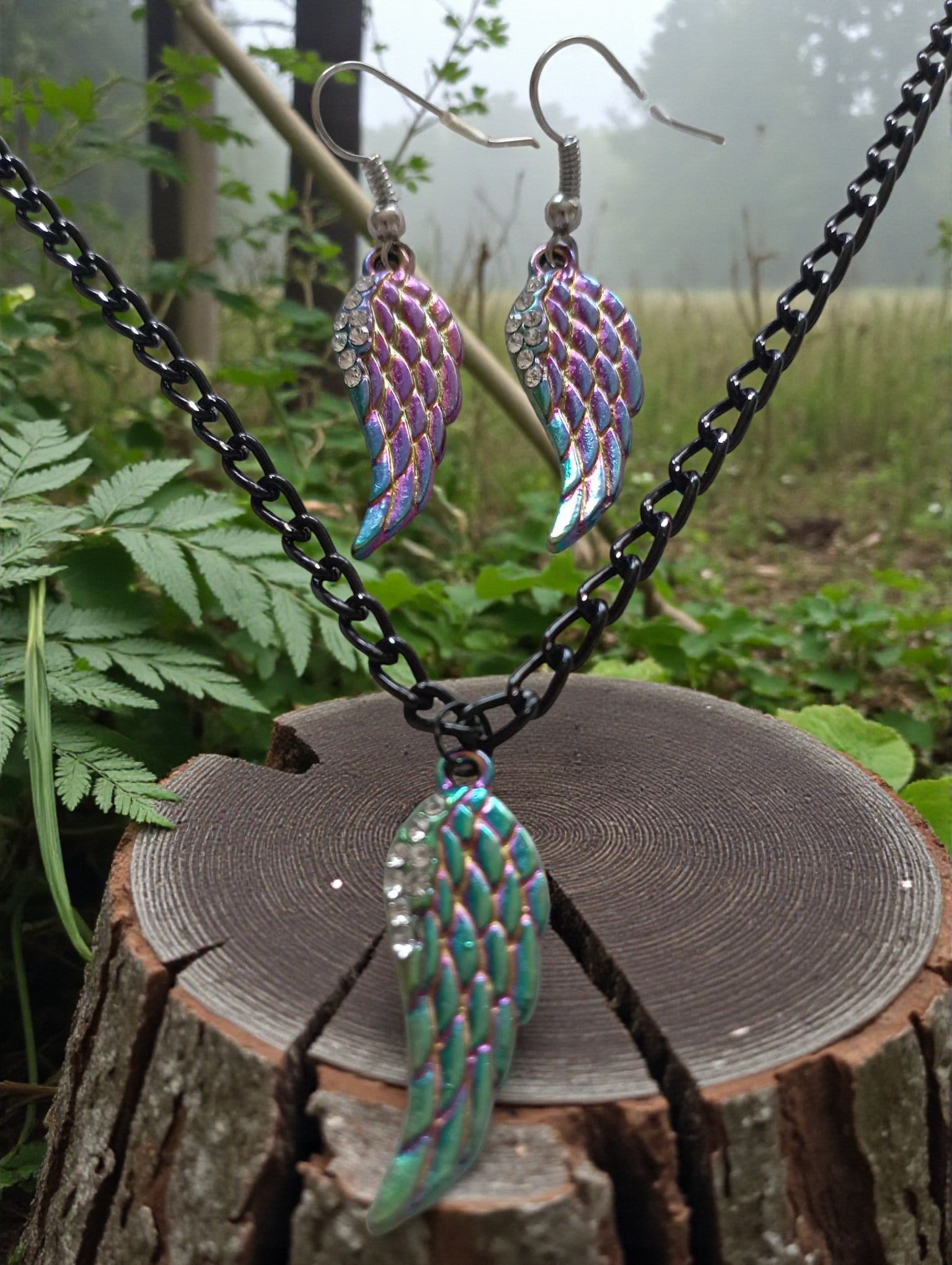 Bijou élégant parure ailes multicolores scintillantes avec chaîne noire et crochets anti allergie

Accessoire mode chic parure ailes multicolores scintillante