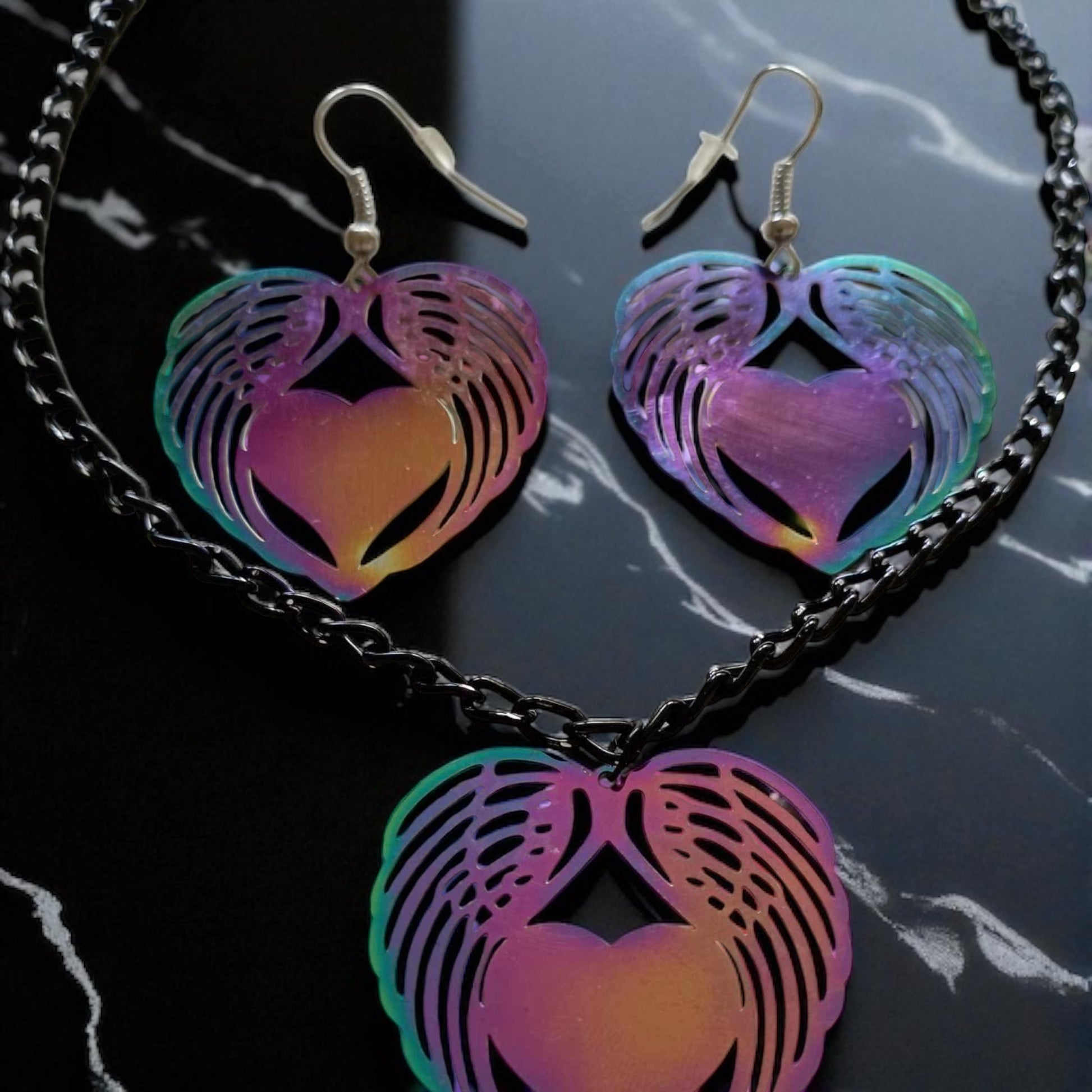 Parure raffinée cœur ailes d’ange multicolore sur chaîne noire et crochets platine hypoallergéniques

Parure artisanale cœur ailes d’ange multicolore pour femme
