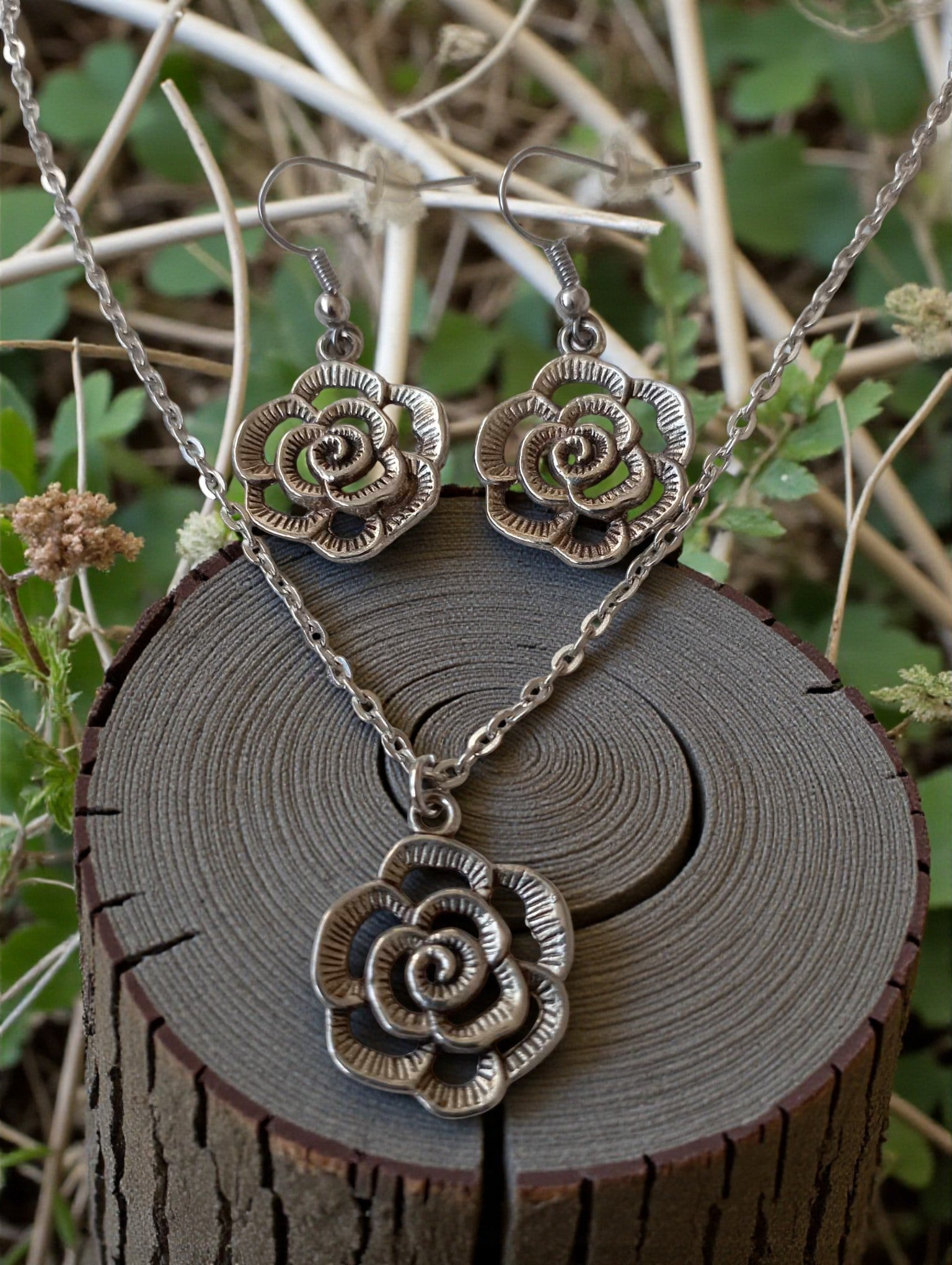 Parure fleur argentée sur chaîne fine inoxydable platine hypoallergénique

Bijou élégant pendentif fleur argentée avec crochets platine anti allergie