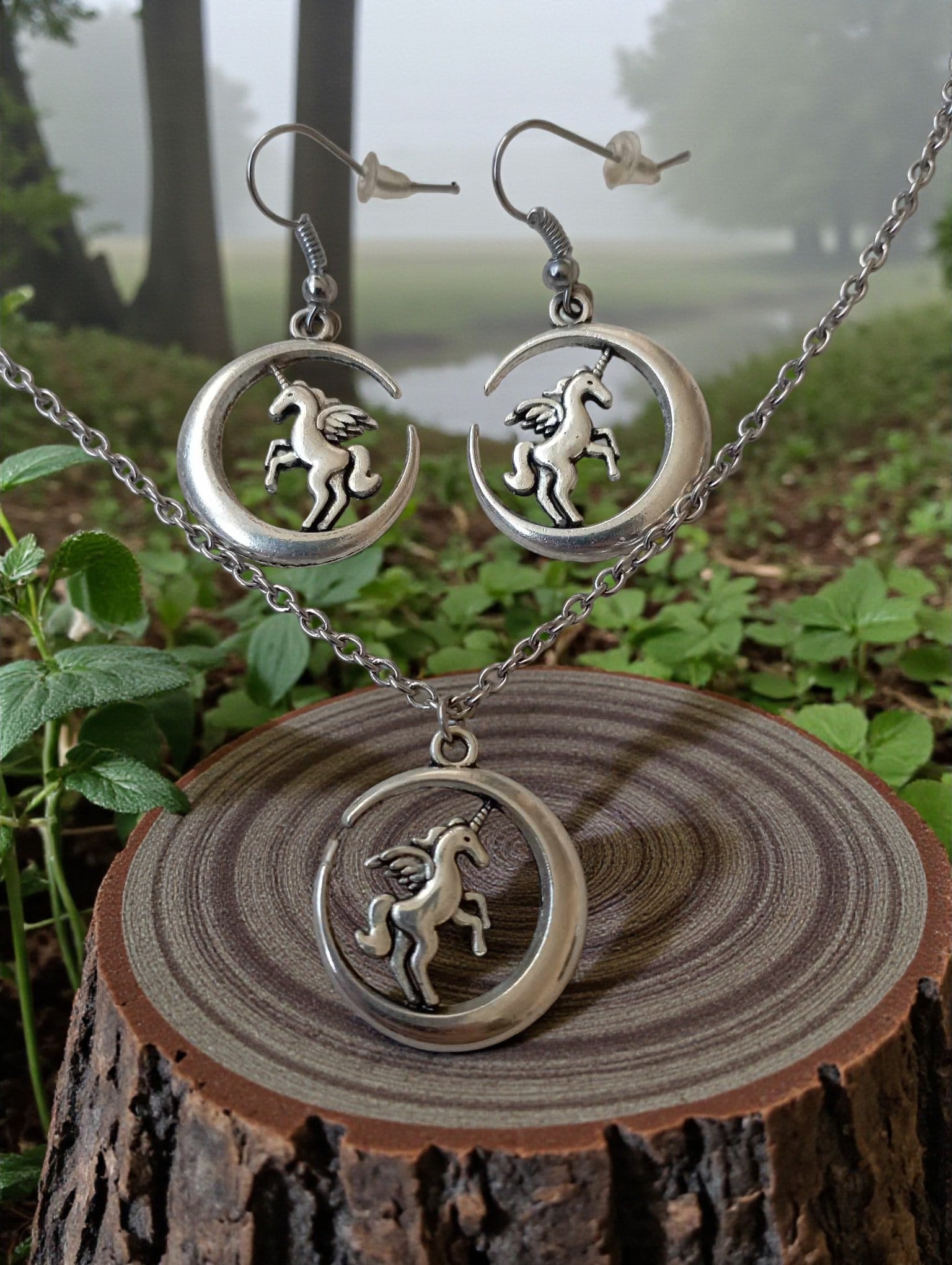 Parure licorne lune sur chaîne fine inoxydable platine hypoallergénique

Bijou féerique pendentif licorne et lune avec crochets platine anti allergie