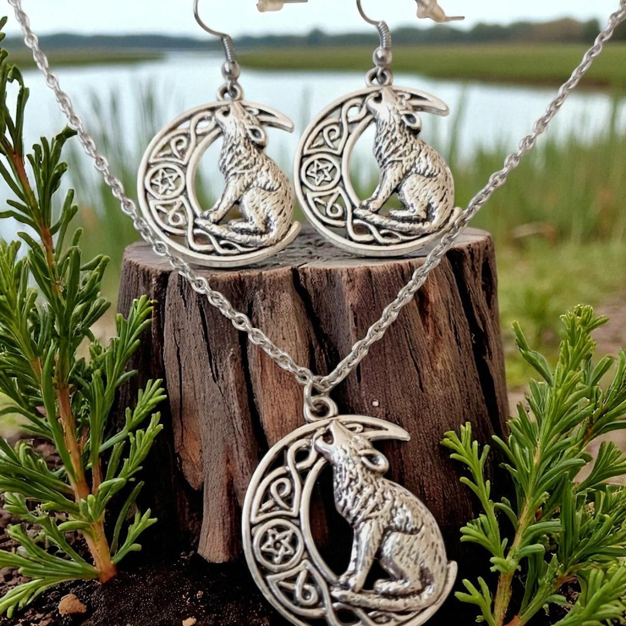 Parure raffinée loup sur lune sur chaîne platine inoxydable et crochets hypoallergéniques

Bijou élégant parure loup sur lune avec chaîne platine et crochets anti allergie