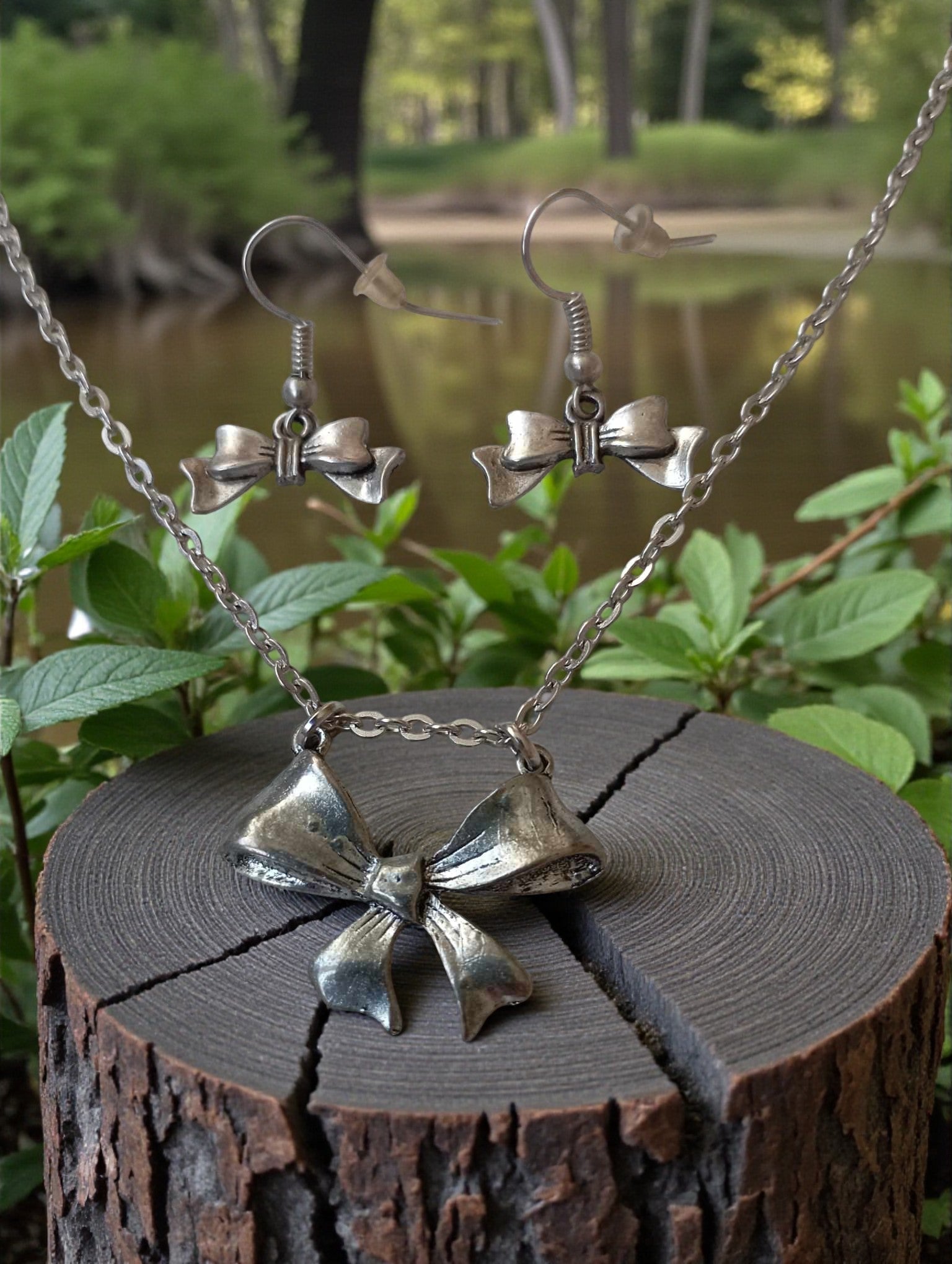 Parure nœud métal sur chaîne fine inoxydable platine hypoallergénique

Bijou élégant pendentif nœud métal avec crochets platine anti allergie