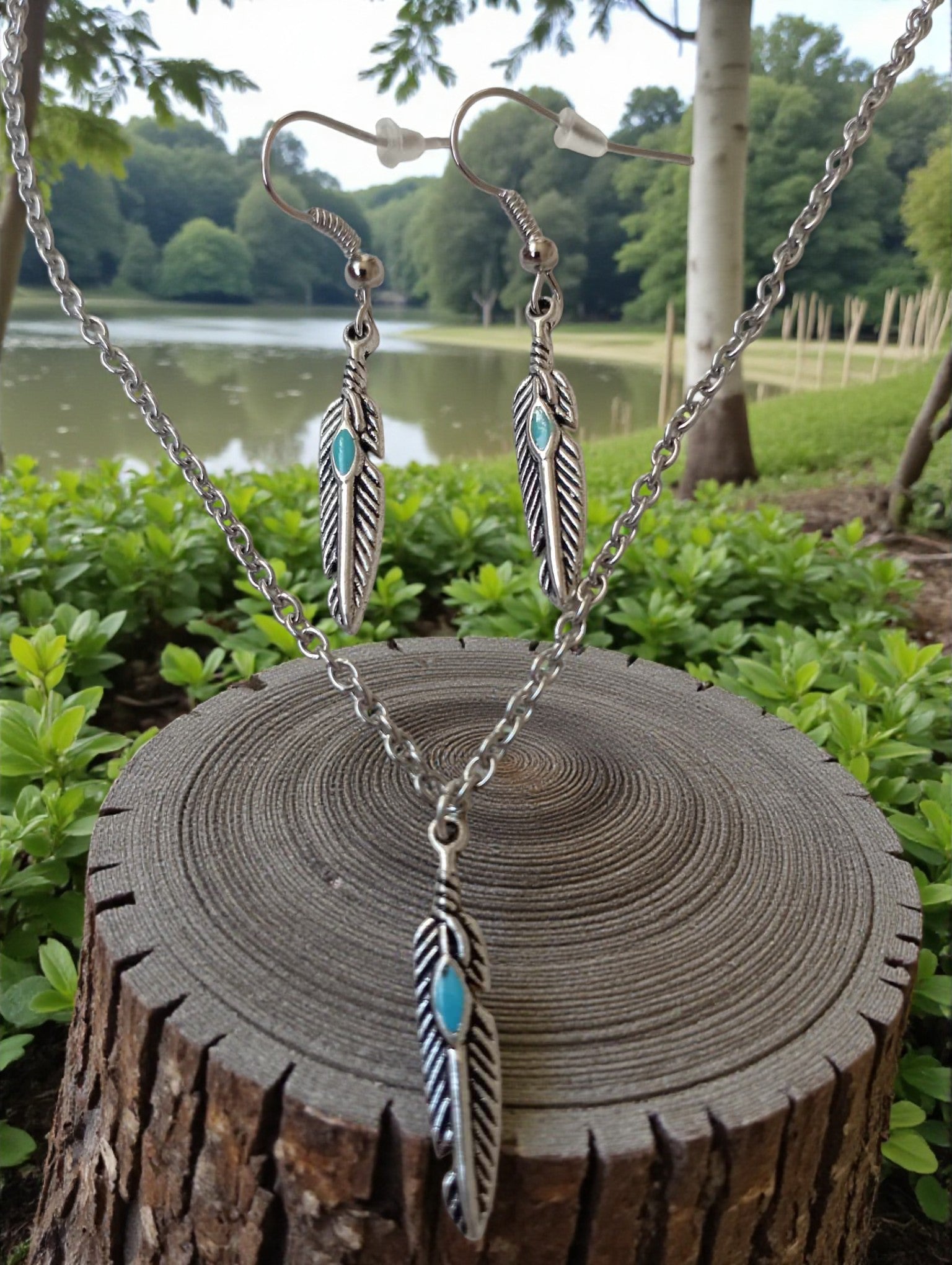 Parure plume métal avec perle turquoise sur chaîne fine inoxydable platine hypoallergénique

Parure romantique plume métal et turquoise scintillante pour femme
