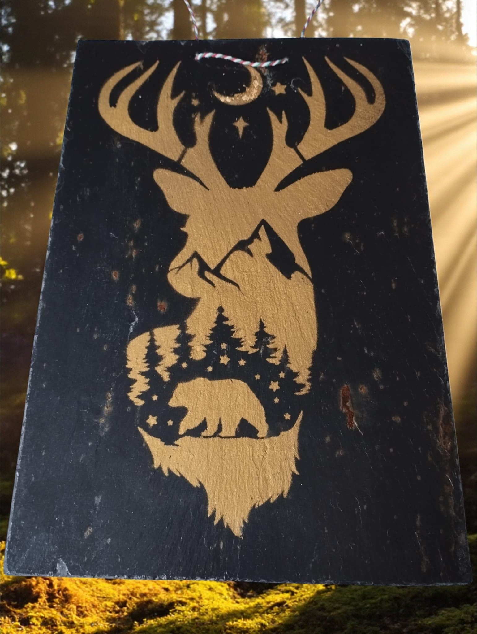 Ardoise peinte représentant un cerf avec lune en feuille d’or et vernis satiné

Peinture artisanale sur pierre naturelle – motif cerf et lune dorée en feuille d’or
