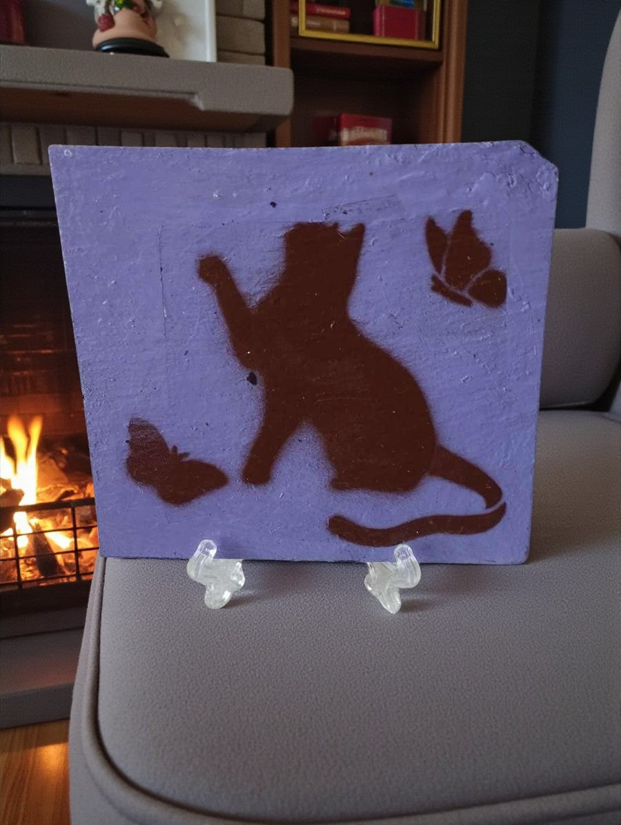 Ardoise déco peinture acrylique chat avec deux papillons sur fond violet

Décoration murale artisanale en ardoise chat et papillons vernie satiné