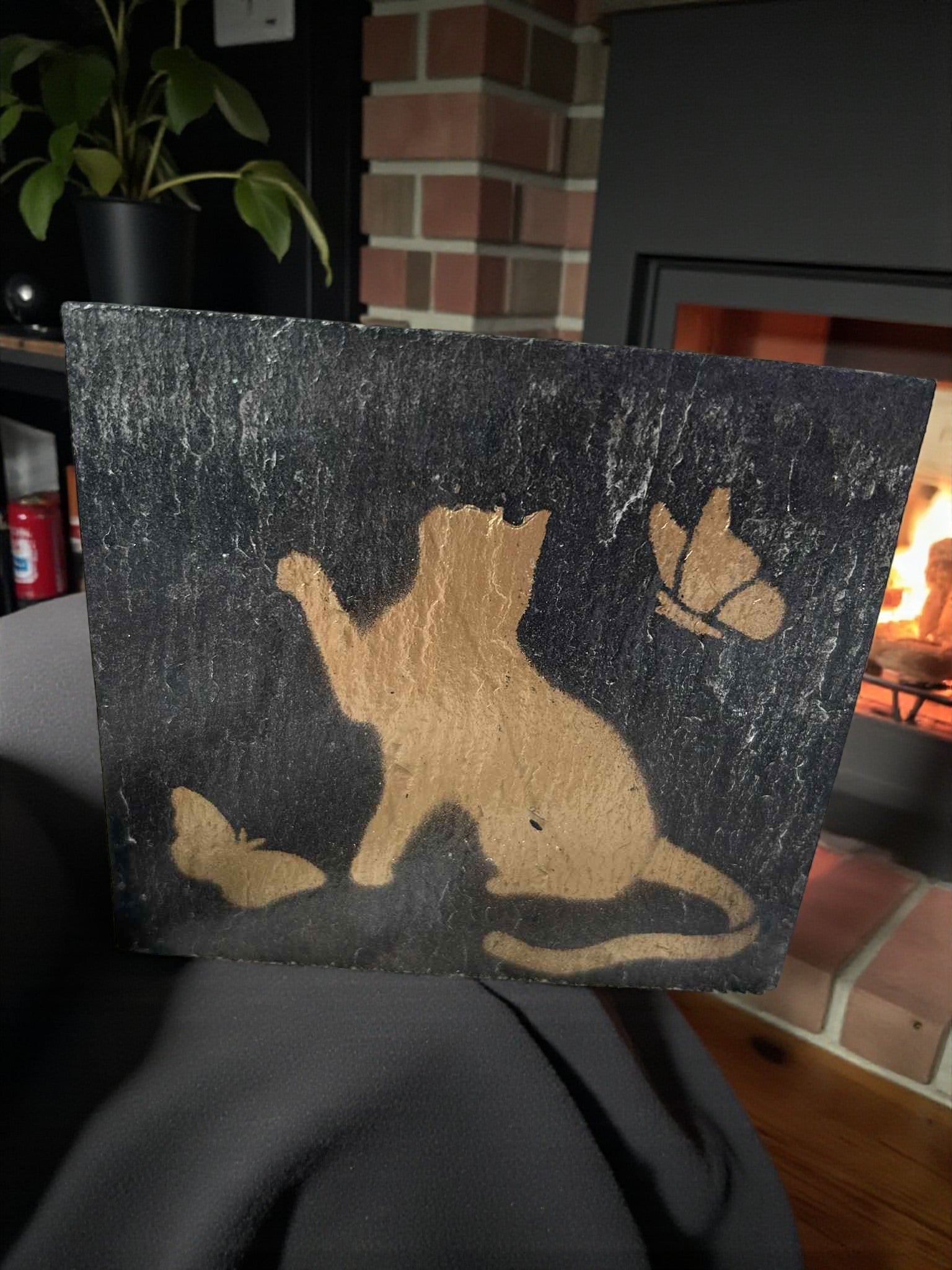 Ardoise déco peinture acrylique chat avec deux papillons

Décoration murale artisanale en ardoise chat et papillons vernie satiné
