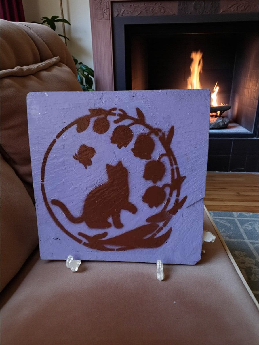 Ardoise déco peinture acrylique chat avec fleurs sur fond violet

Décoration murale artisanale en ardoise chat fleuri vernie satiné