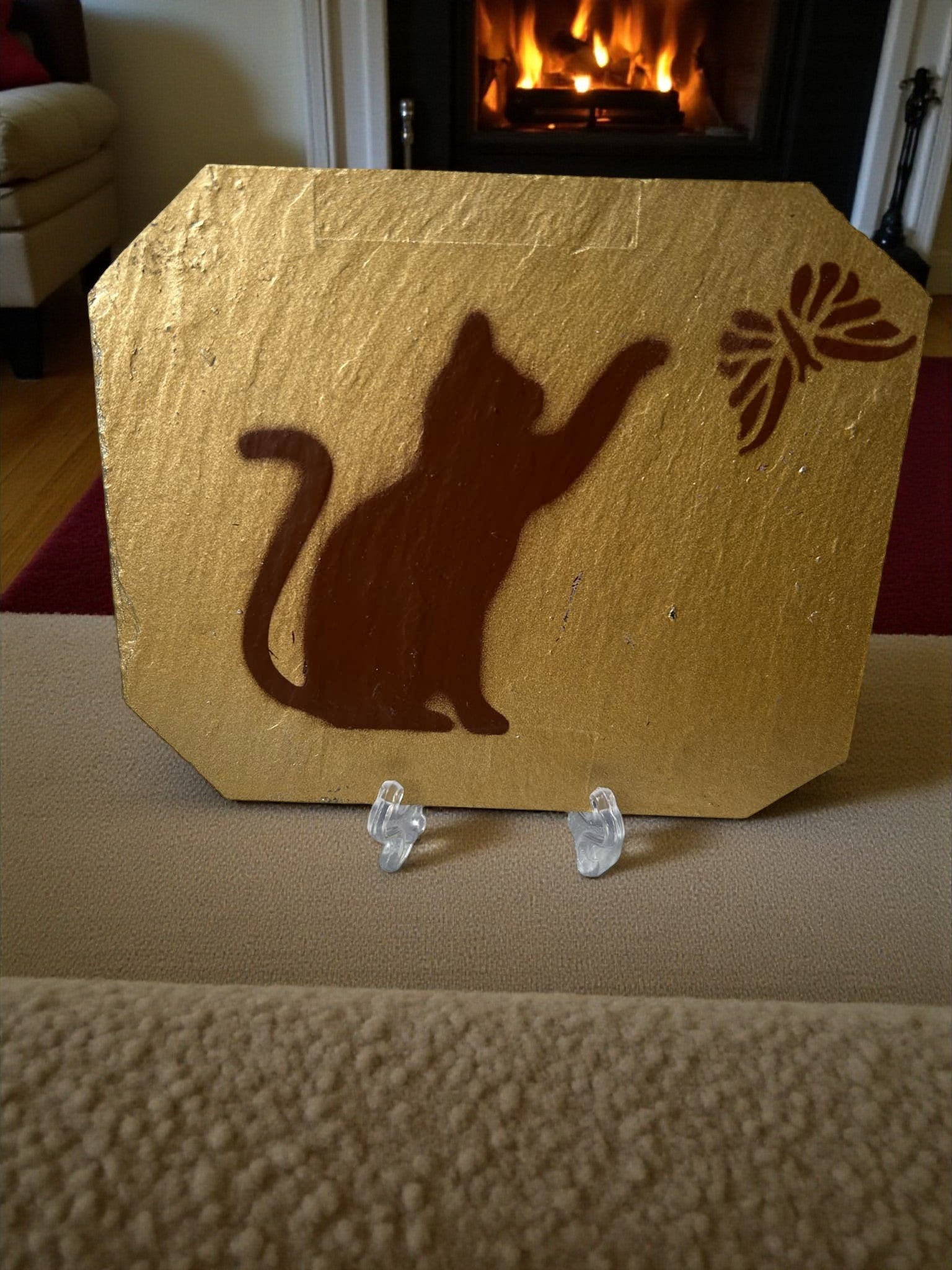 Reflets d’Or – chat et papillon en harmonie