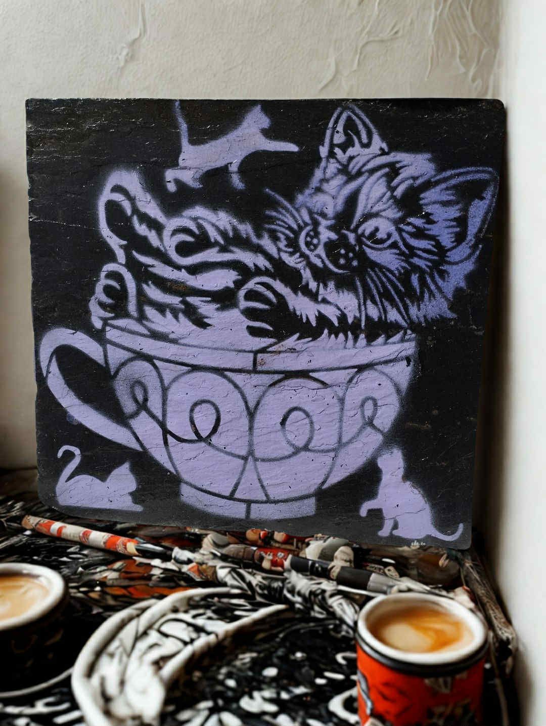 Ardoise déco peinture acrylique chat dans une tasse

Ardoise peinte à la main motif chat mignon
