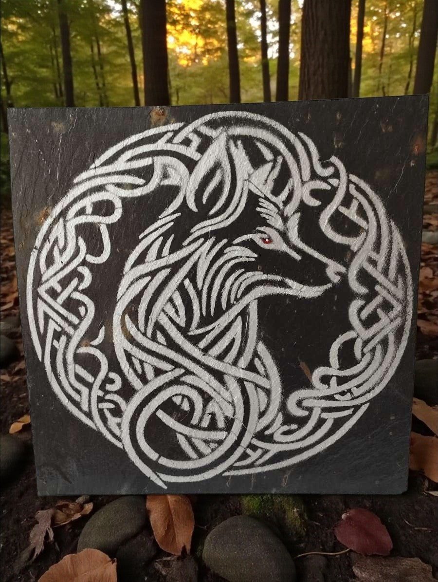 Ardoise déco peinture acrylique renard celtique avec œil peint

Ardoise peinte à la main motif renard celtique