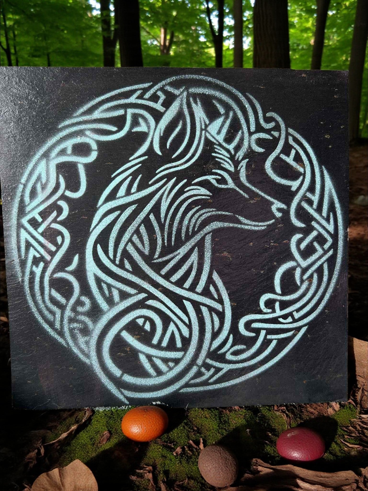 Ardoise déco peinture acrylique renard celtique

Ardoise peinte à la main motif renard celtique