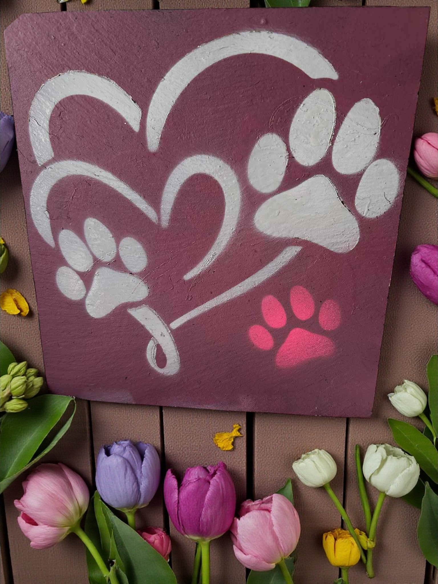 Ardoise déco peinture acrylique fond rose poussière avec cœur et patte de chien

Ardoise peinte à la main motif cœur et empreinte canine rose fuchsia