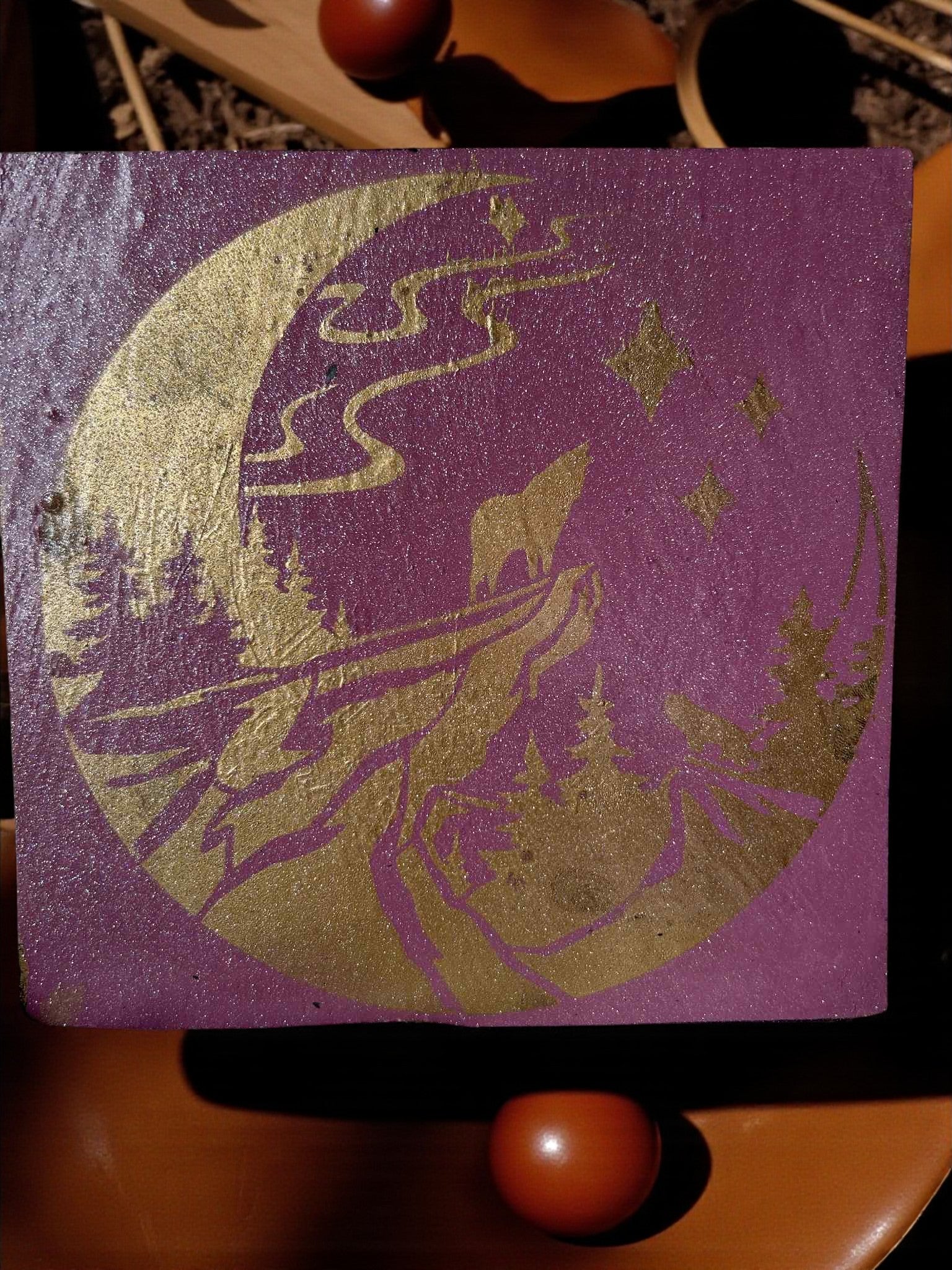 Loup de Lune Dorée – la puissance sauvage face à l’éclat céleste