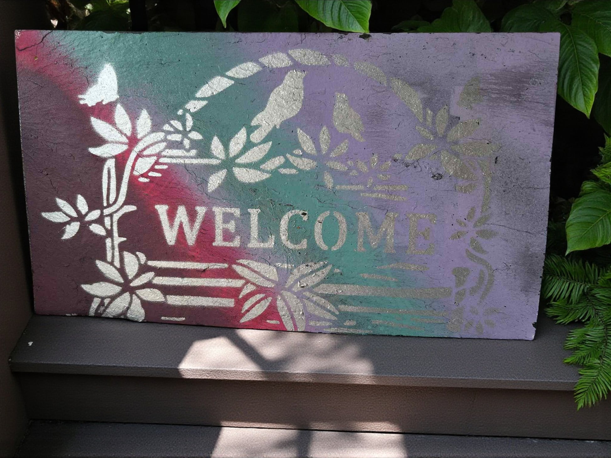 Ardoise déco peinture multicolore avec motif welcome argenté et oiseaux

Ardoise peinte à la main multicolore avec message welcome chromé
