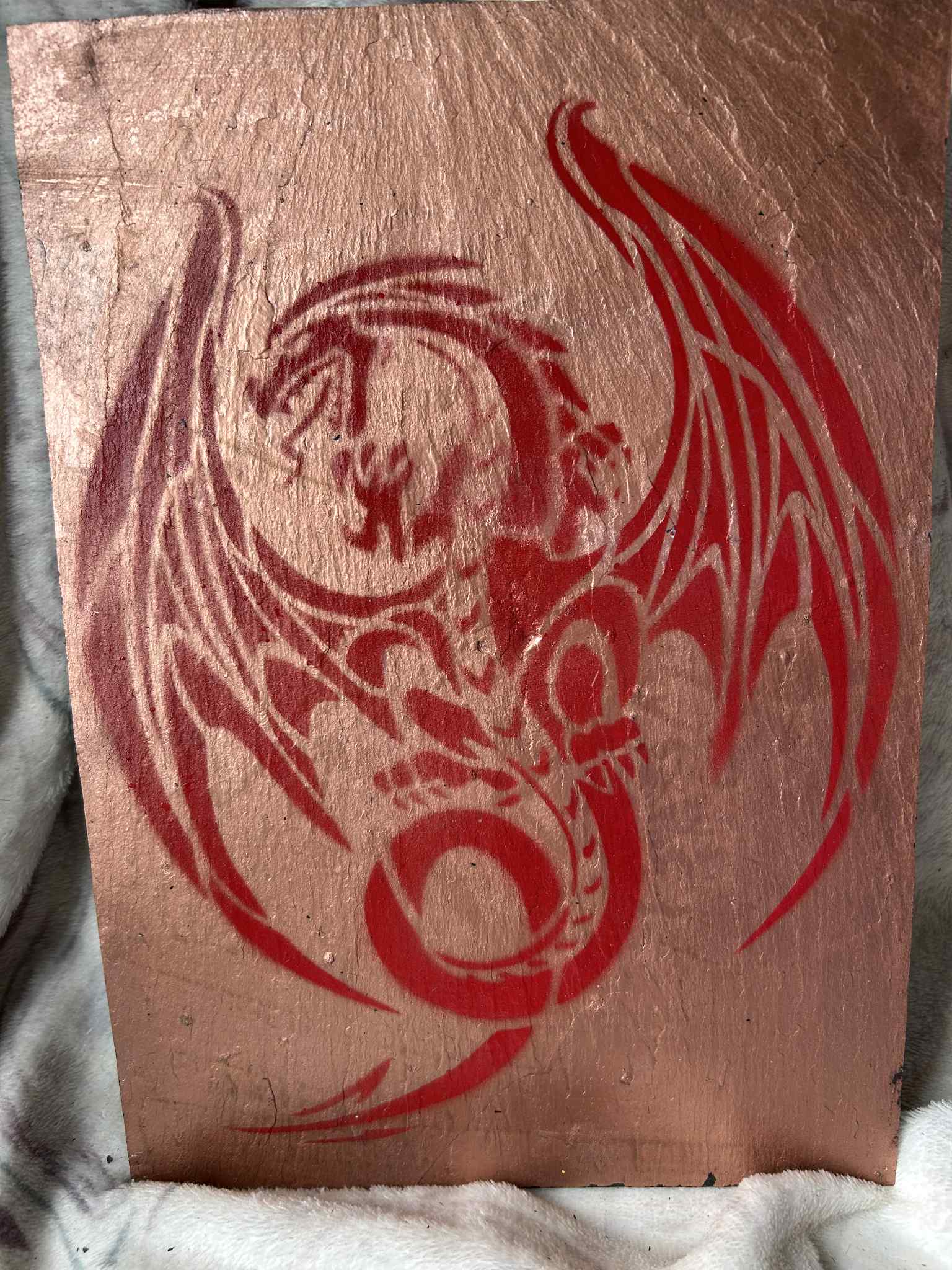 Ardoise déco peinture acrylique dragon ailes ouvertes doré

Décoration murale artisanale en ardoise dragon doré vernie satiné