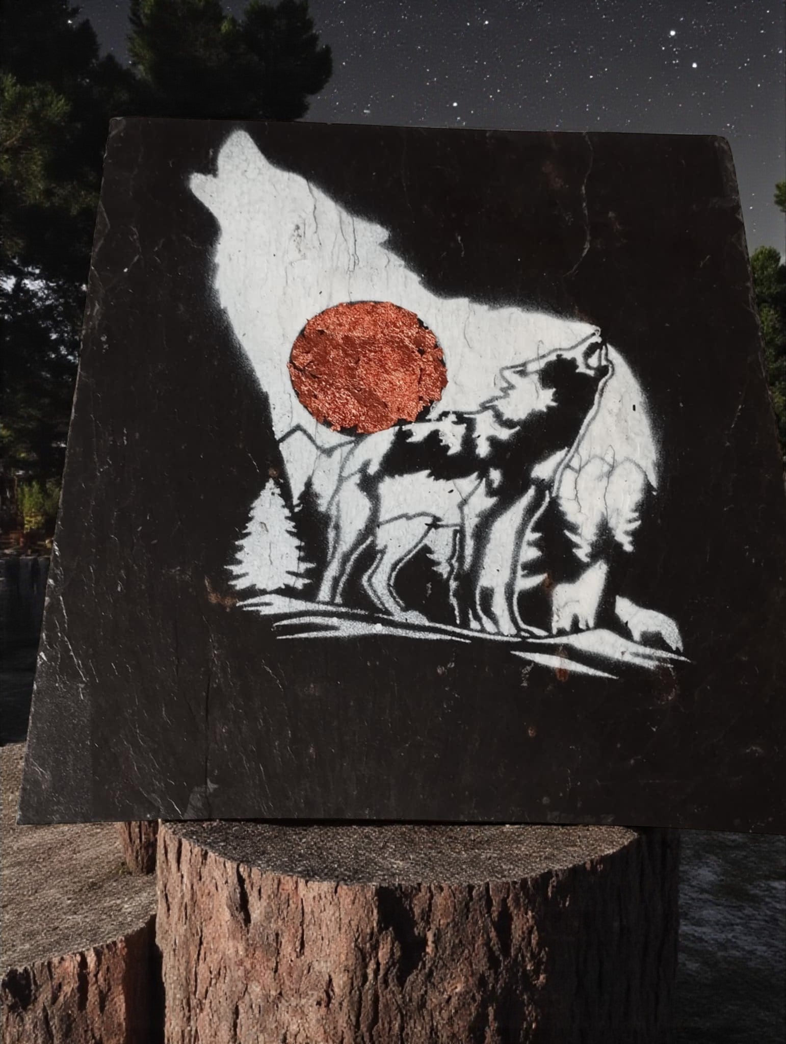 Ardoise peinte représentant un loup et un louveteau sous une lune cuivrée avec vernis satiné

Peinture artisanale sur pierre naturelle – motif loup familial et lune métallisée cuivrée