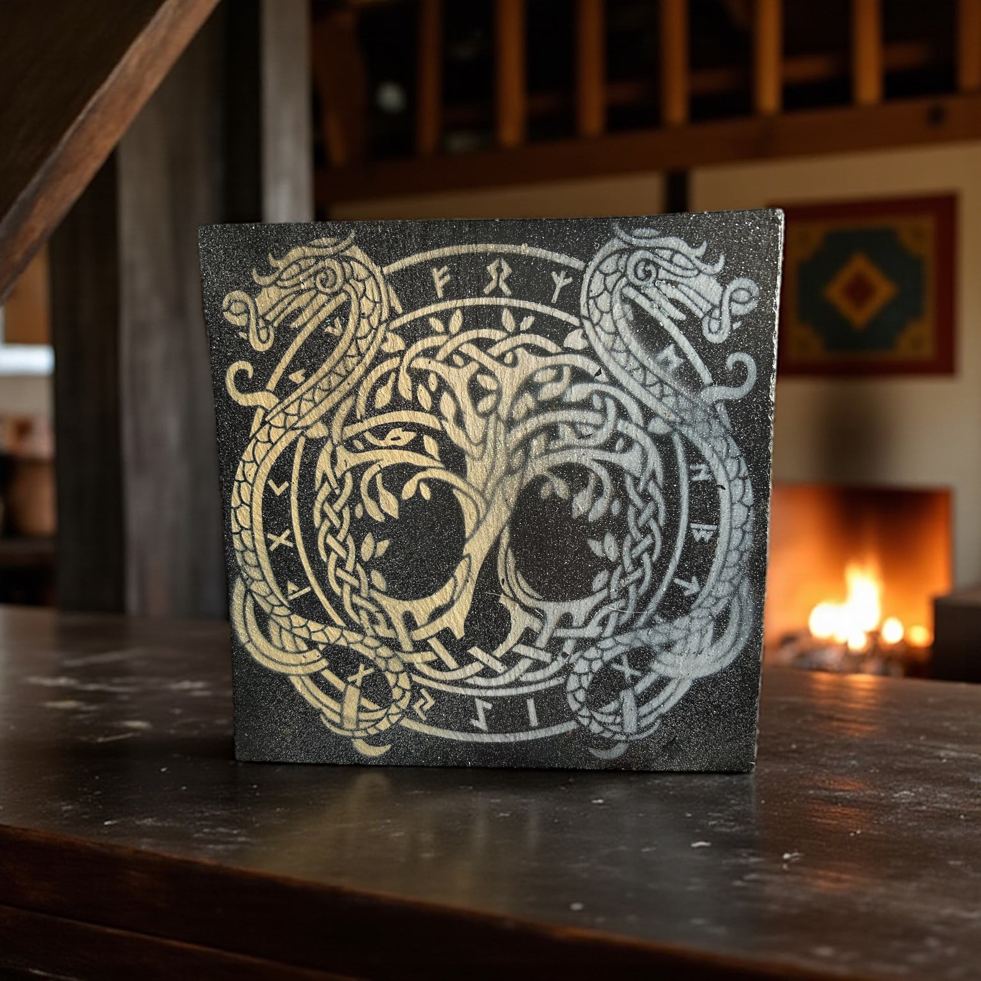 Ardoise peinte avec arbre de vie et double tête de drakkar en acrylique

Peinture artisanale sur pierre naturelle – symbole viking et arbre sacré