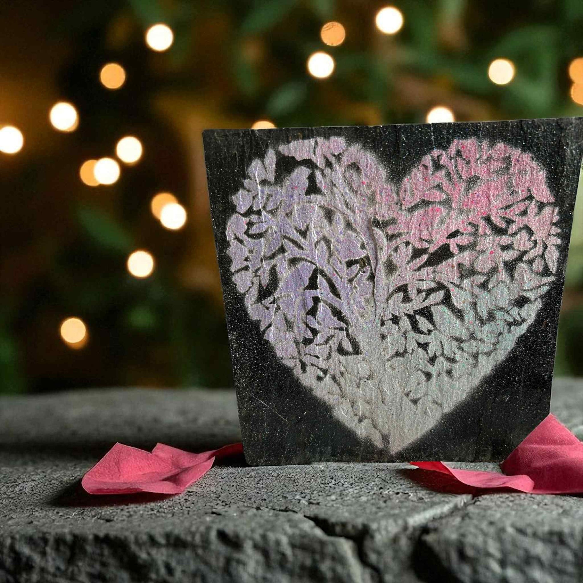 Ardoise peinte représentant un cœur et un arbre de vie multicolore en acrylique

Peinture artisanale sur pierre naturelle – arbre sacré coloré avec vernis satiné