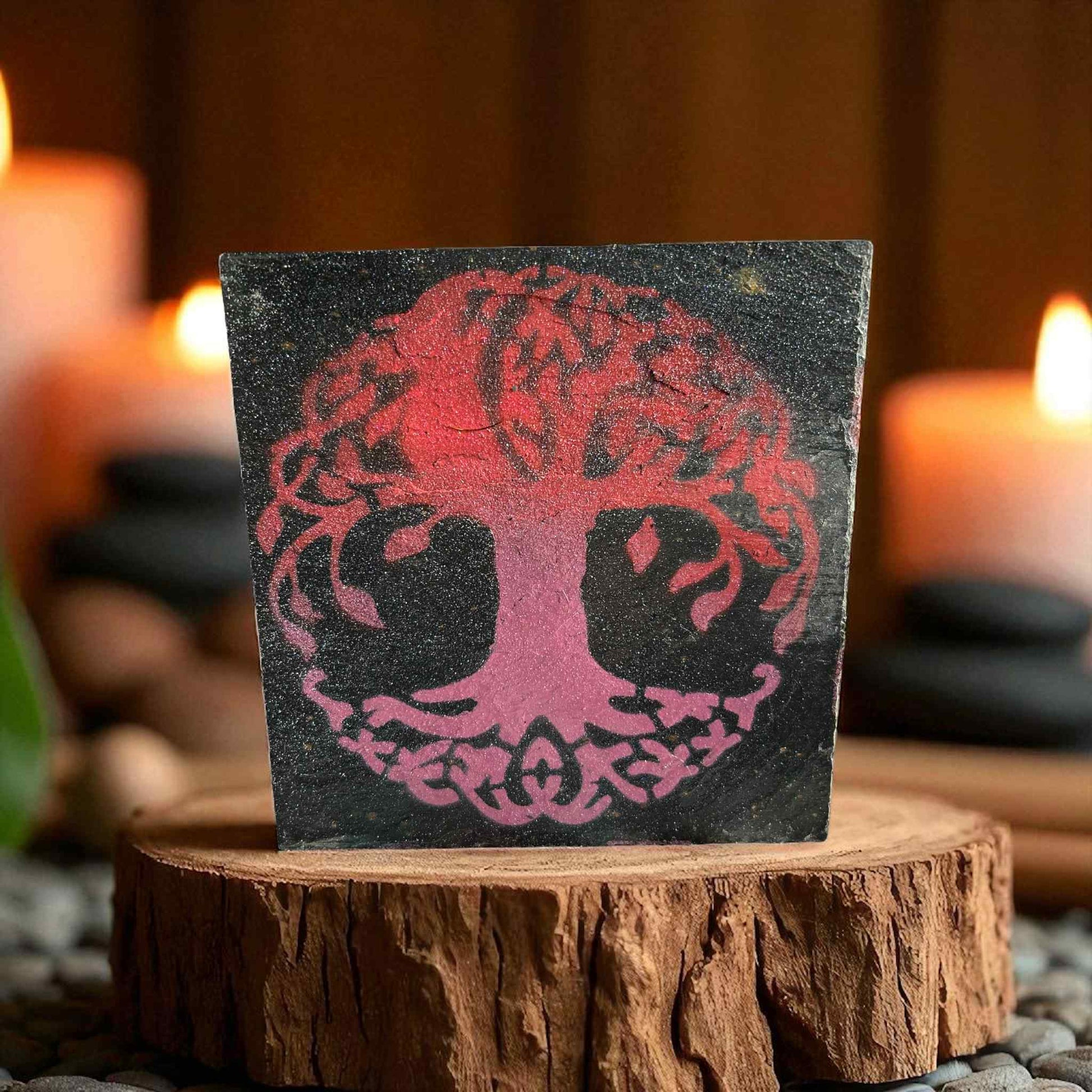 Ardoise peinte représentant un arbre de vie en rose poussière et rose vif

Peinture artisanale sur pierre naturelle – arbre sacré rose avec vernis satiné
