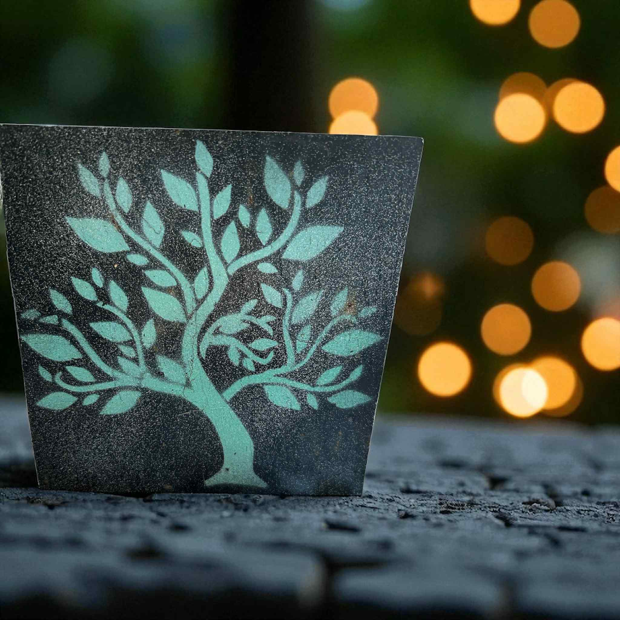 Ardoise peinte représentant un arbre de vie en acrylique avec vernis satiné

Peinture artisanale sur pierre naturelle – arbre sacré et décoratif