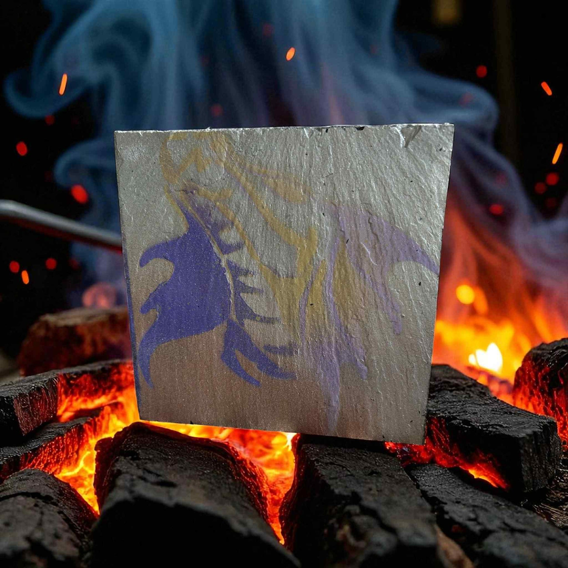 Ardoise peinte représentant une tête de dragon en chair et violet sur fond doré métallisé

Peinture artisanale sur pierre naturelle – dragon mythique avec vernis satiné