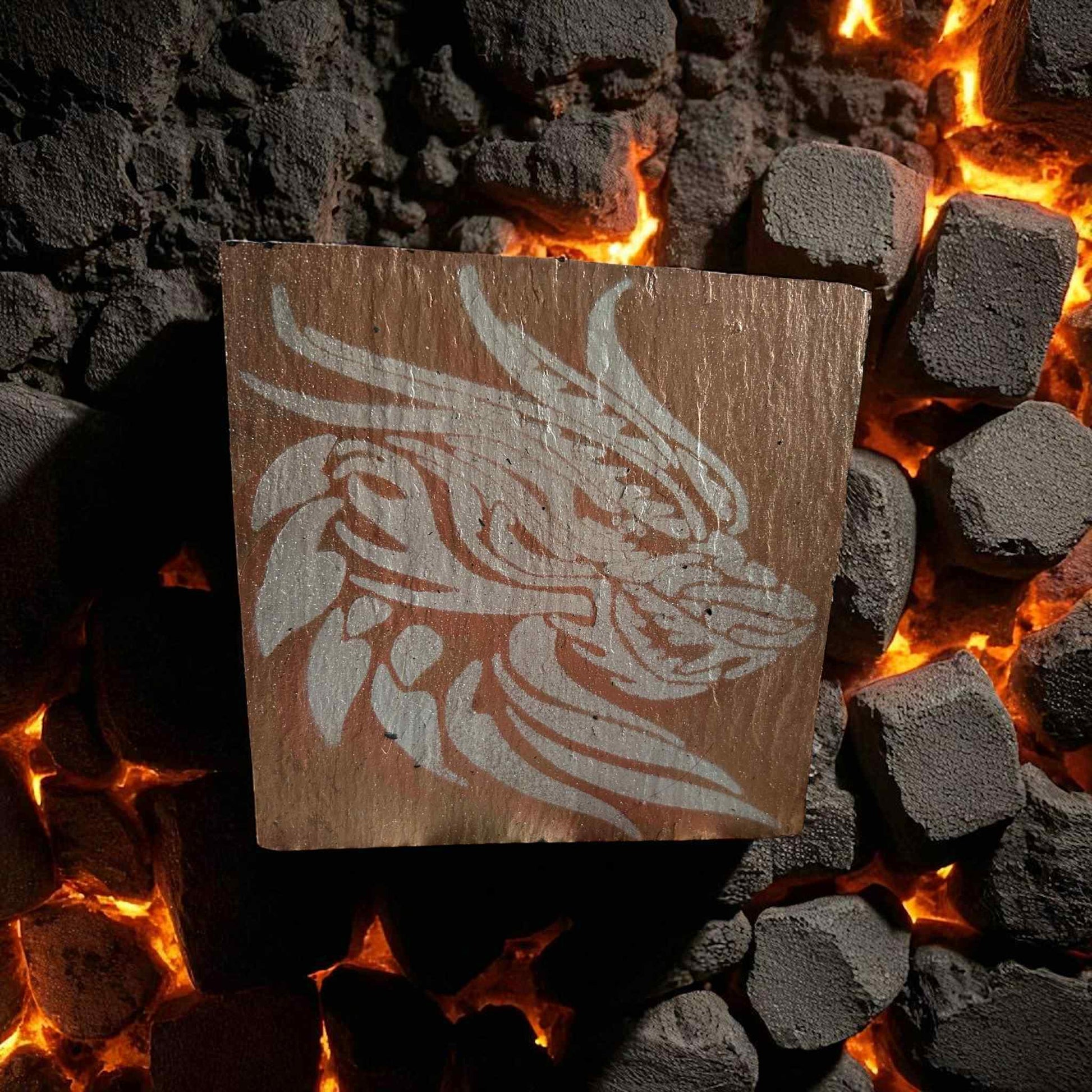 Ardoise peinte représentant une tête de dragon sur fond doré métallisé

Peinture artisanale sur pierre naturelle – dragon mythique avec vernis satiné