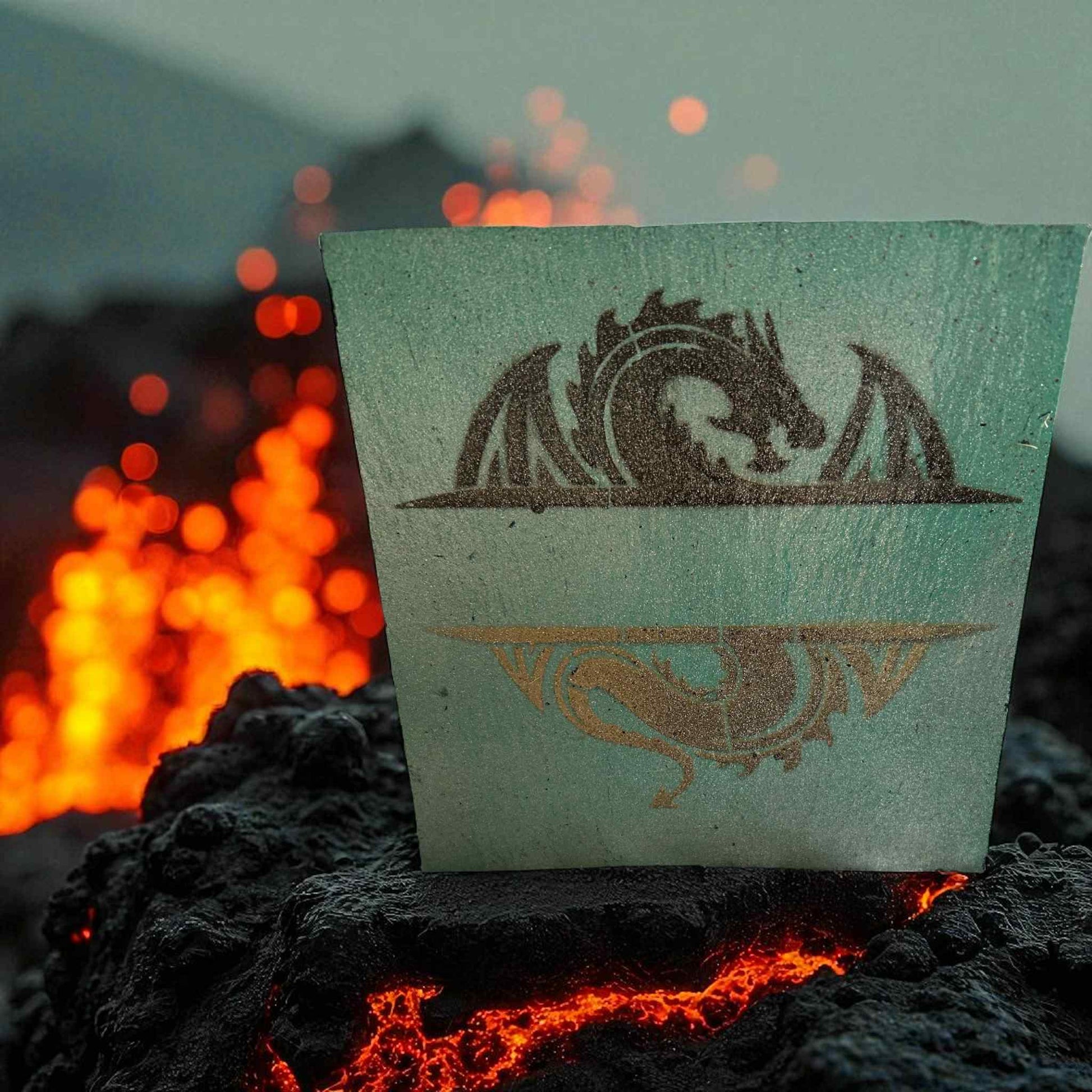 Peinture artisanale sur pierre naturelle – dragon mythique avec vernis satiné

Ardoise peinte représentant une tête de dragon en marron et chair