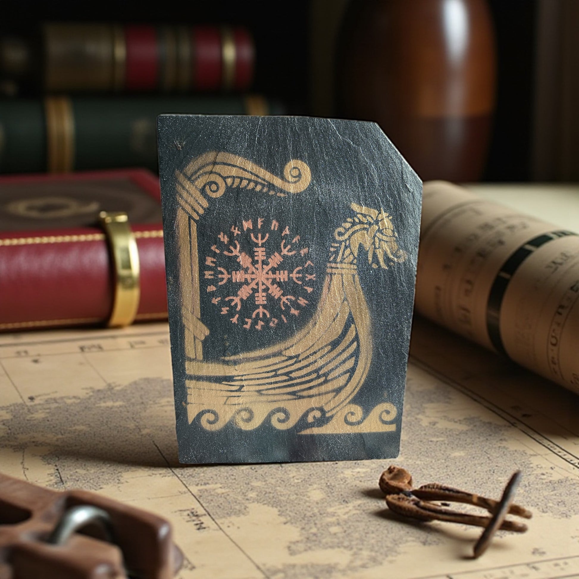 Ardoise peinte avec drakkar viking et Vegvísir en acrylique

Peinture artisanale sur pierre naturelle – bateau viking et symbole nordique
