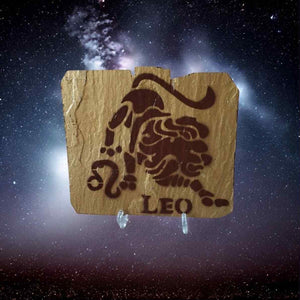 Ardoise peinte représentant un lion avec vernis satiné

Peinture artisanale sur pierre naturelle – motif lion majestueux