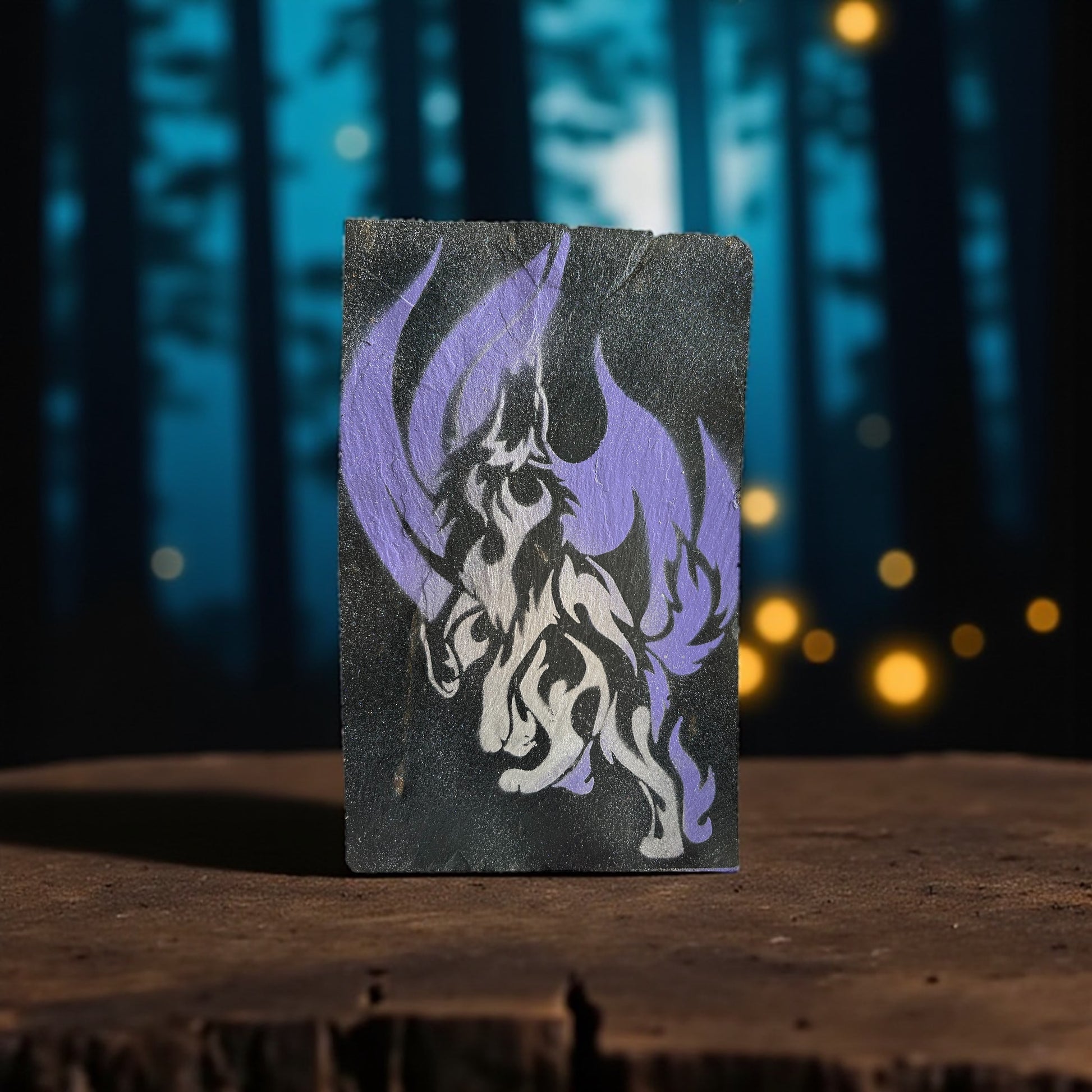 Ardoise peinte représentant un loup entouré de flammes en acrylique

Peinture artisanale sur pierre naturelle – loup flamboyant et feu