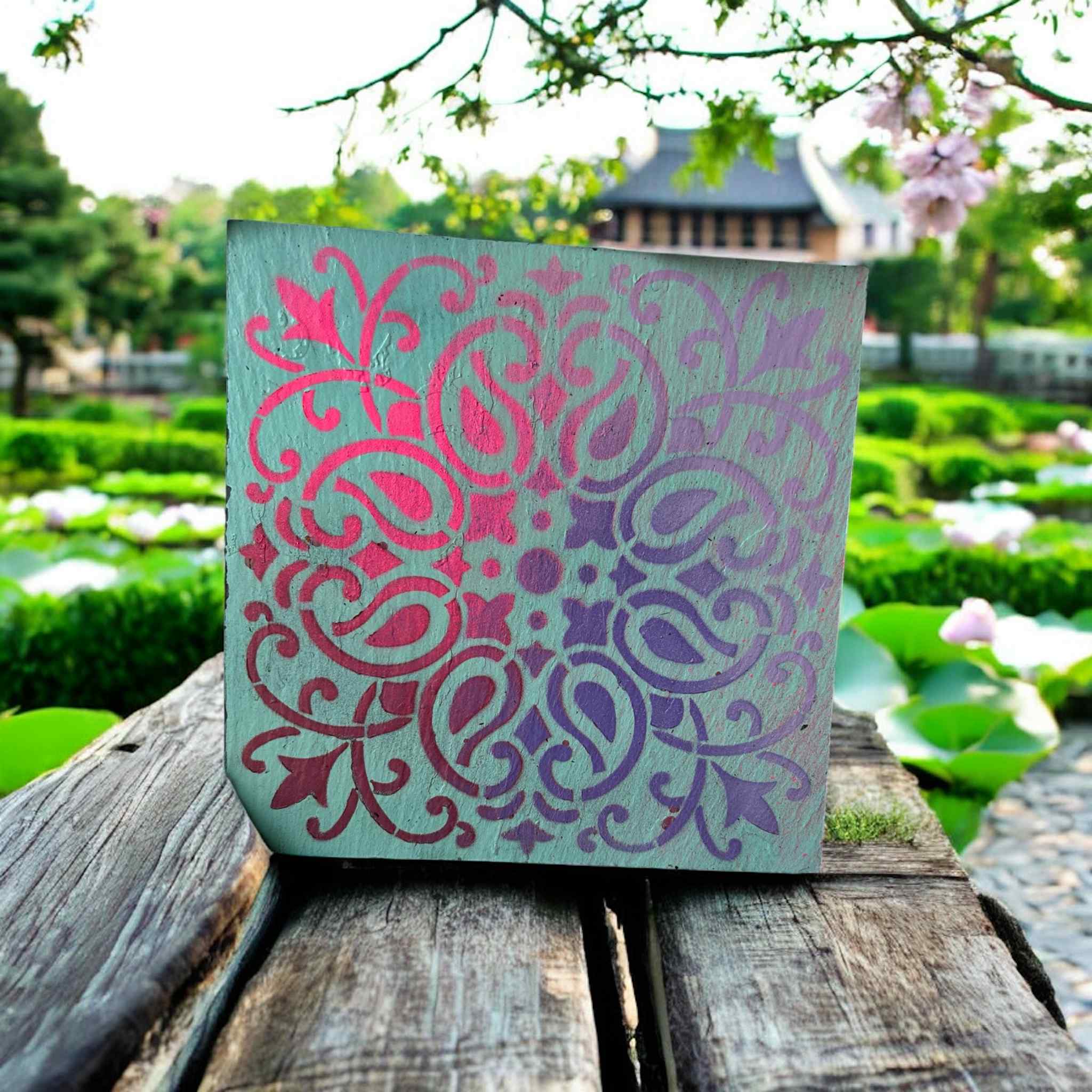 Mandala sacré – Peinture acrylique sur ardoise naturelle vernie

Art intuitif fait main – Mandala violet et rose sur fond malachite