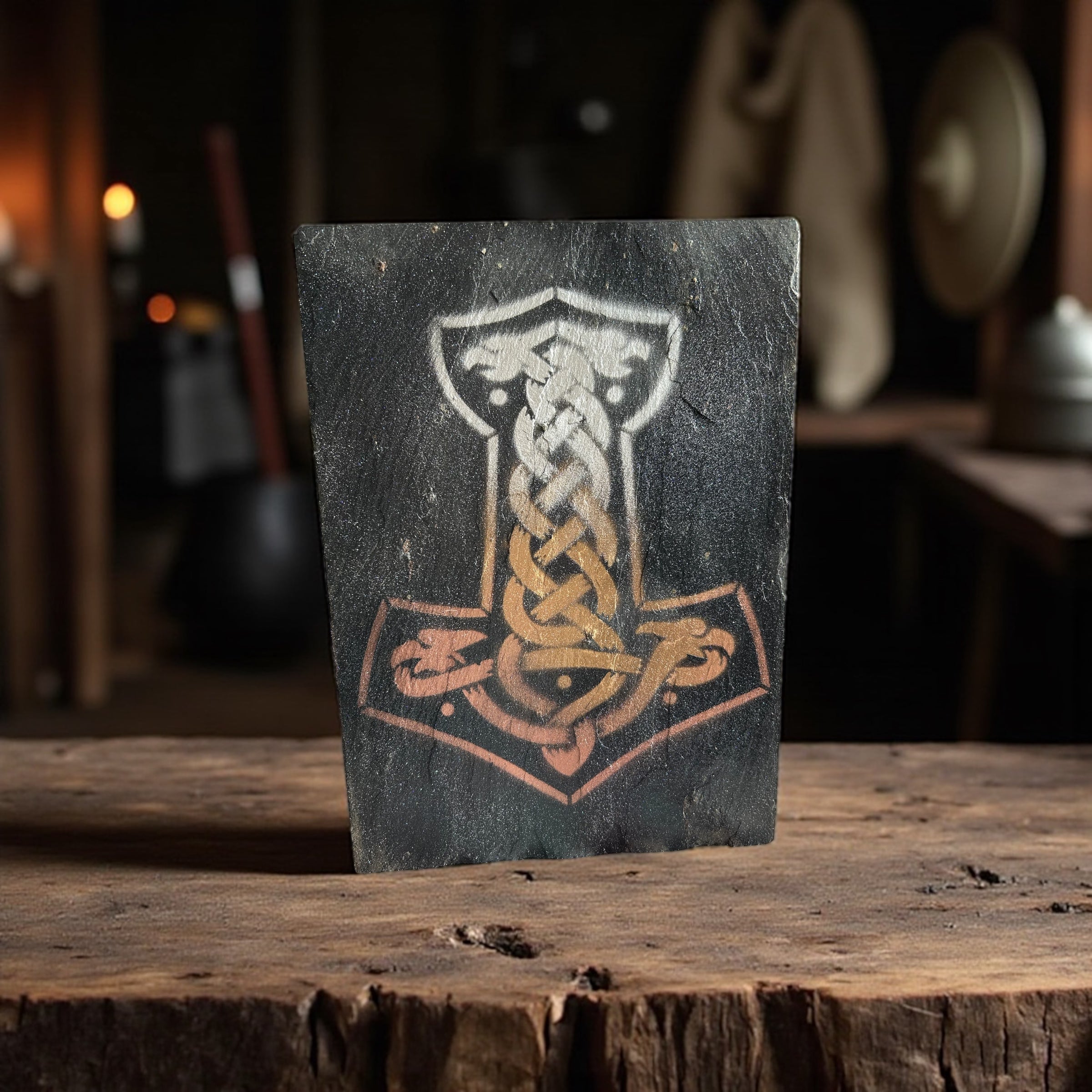 Ardoise peinte représentant Mjölnir en doré, argenté et cuivré métallisé

Décoration murale viking – peinture acrylique sur ardoise brute avec vernis protecteur