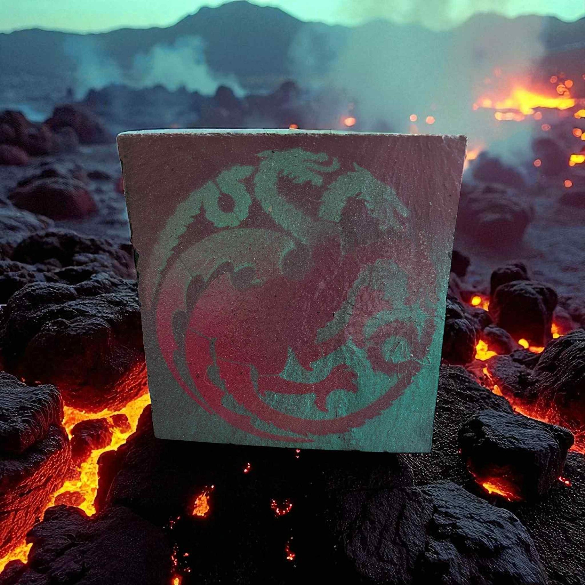 Ardoise peinte représentant trois dragons en malachite, rose vif et rose poussière

Peinture artisanale sur pierre naturelle – triple dragon multicolore avec vernis satiné