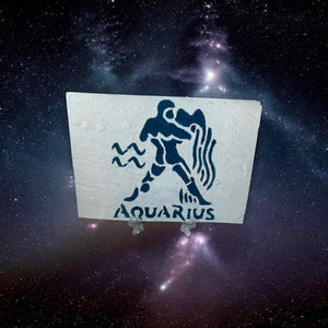 Ardoise peinte représentant le signe du Verseau avec vernis satiné

Peinture artisanale sur pierre naturelle – motif astrologique Aquarius
