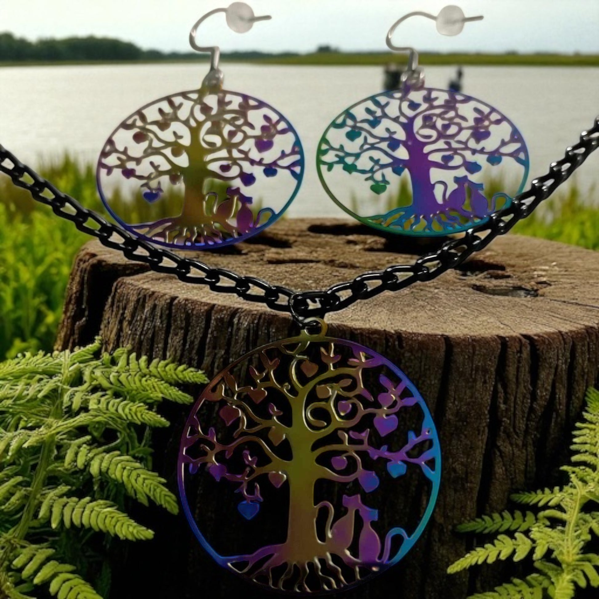 Parure raffinée chat amoureux arbre cœur multicolore sur chaîne noire et crochets platine hypoallergéniques

Parure artisanale chat amoureux arbre cœur multicolore pour femme