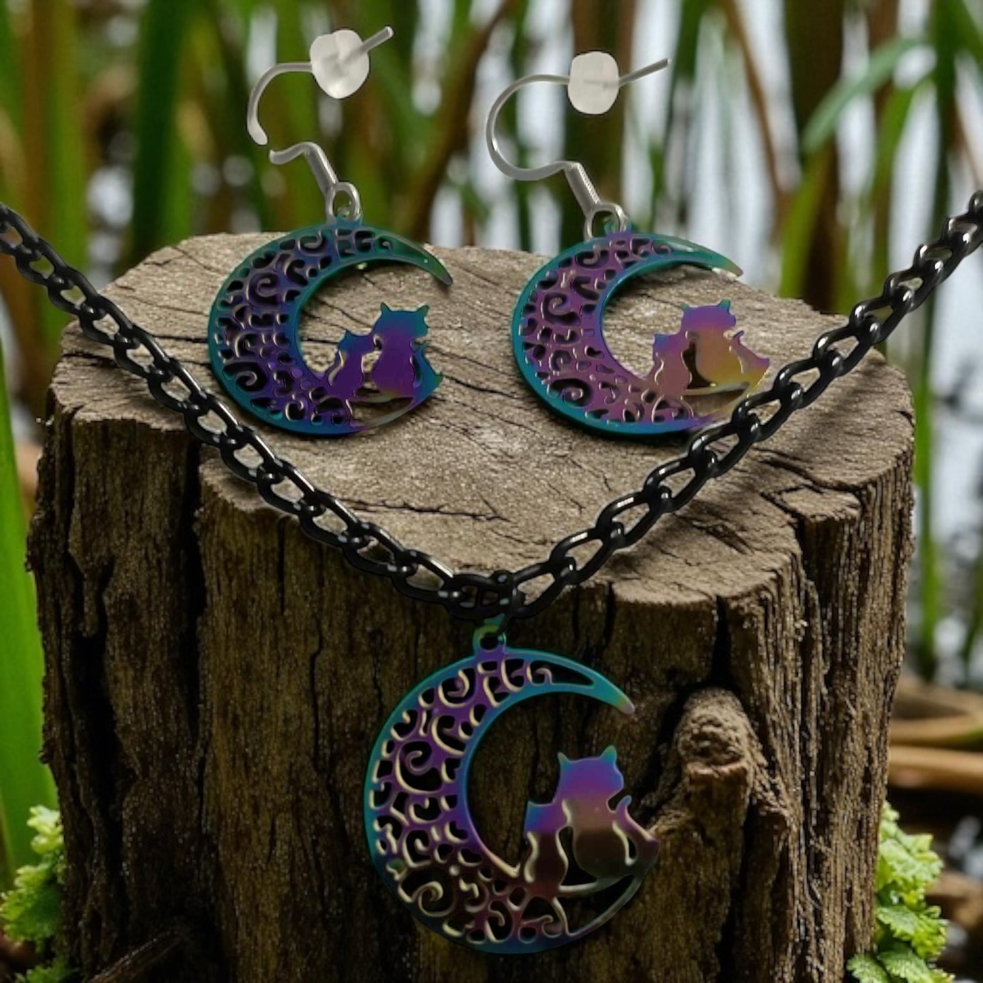 Parure raffinée chat sur lune multicolore sur chaîne noire et crochets platine hypoallergéniques

Parure artisanale chat sur lune multicolore pour femme