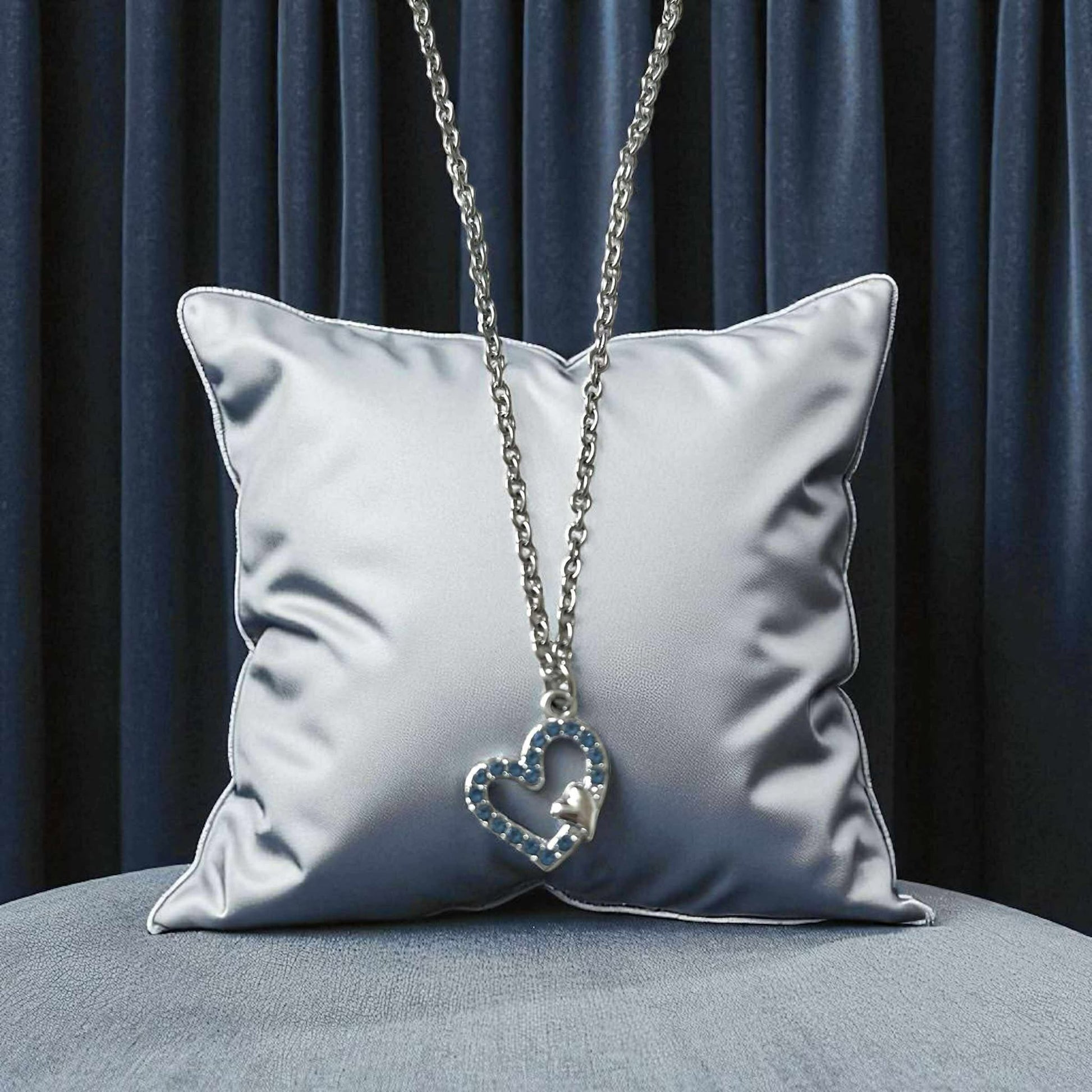 Collier fantaisie cœur bleu chic et raffiné
Collier cœur avec strass bleus sur chaîne platine hypoallergénique