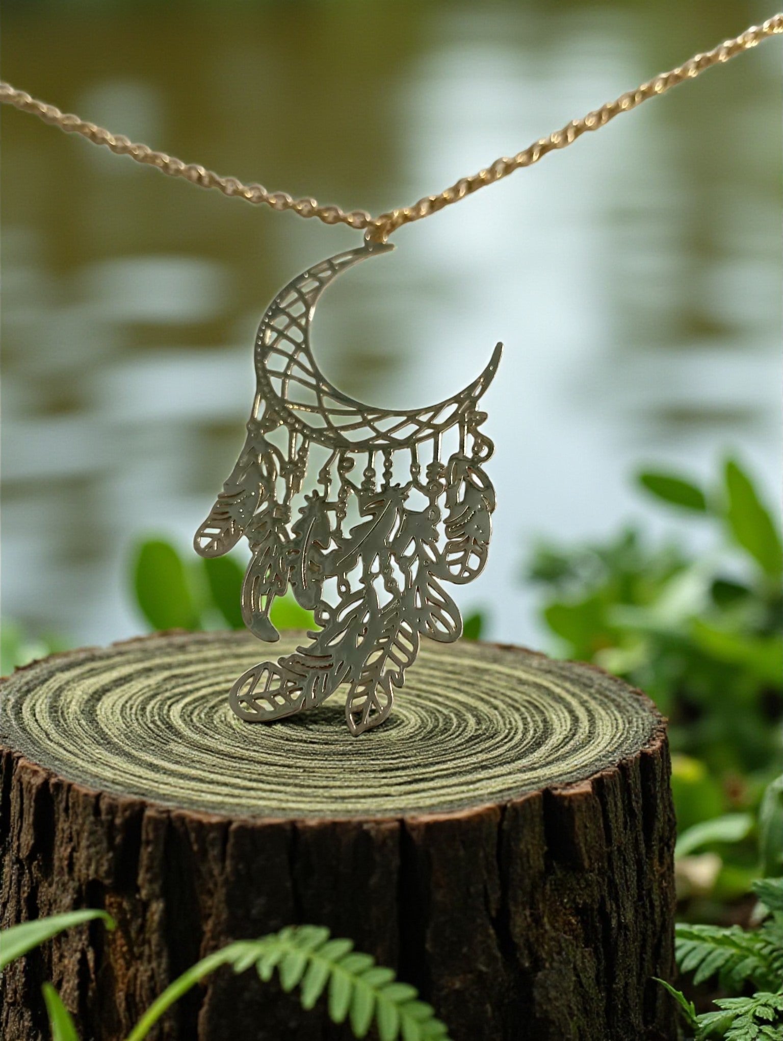 Collier grand attrape-rêves en filigrane sur chaîne fine en acier inoxydable doré

Bijou bohème – pendentif attrape-rêves doré en filigrane sur chaîne hypoallergénique