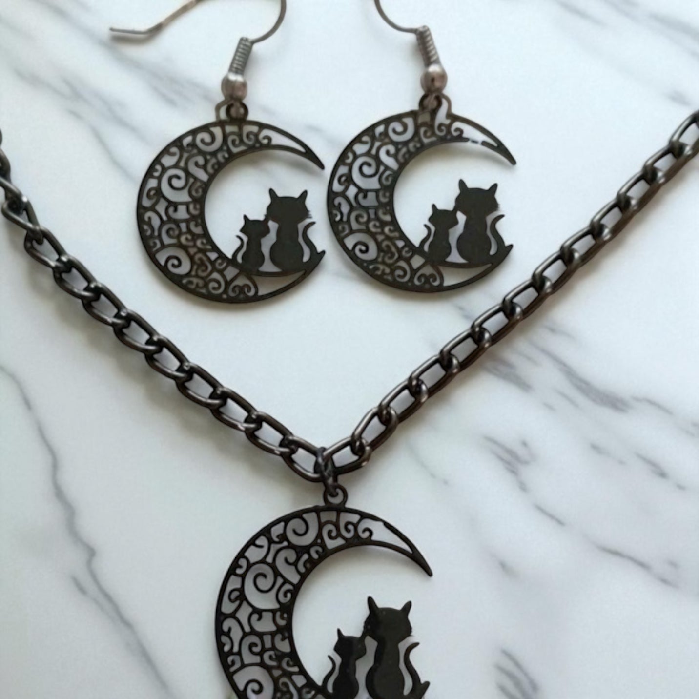 Parure raffinée chat noir lune noire sur chaîne aluminium et crochets platine hypoallergéniques

Bijou élégant parure chat noir lune noire avec chaîne aluminium et crochets anti allergie